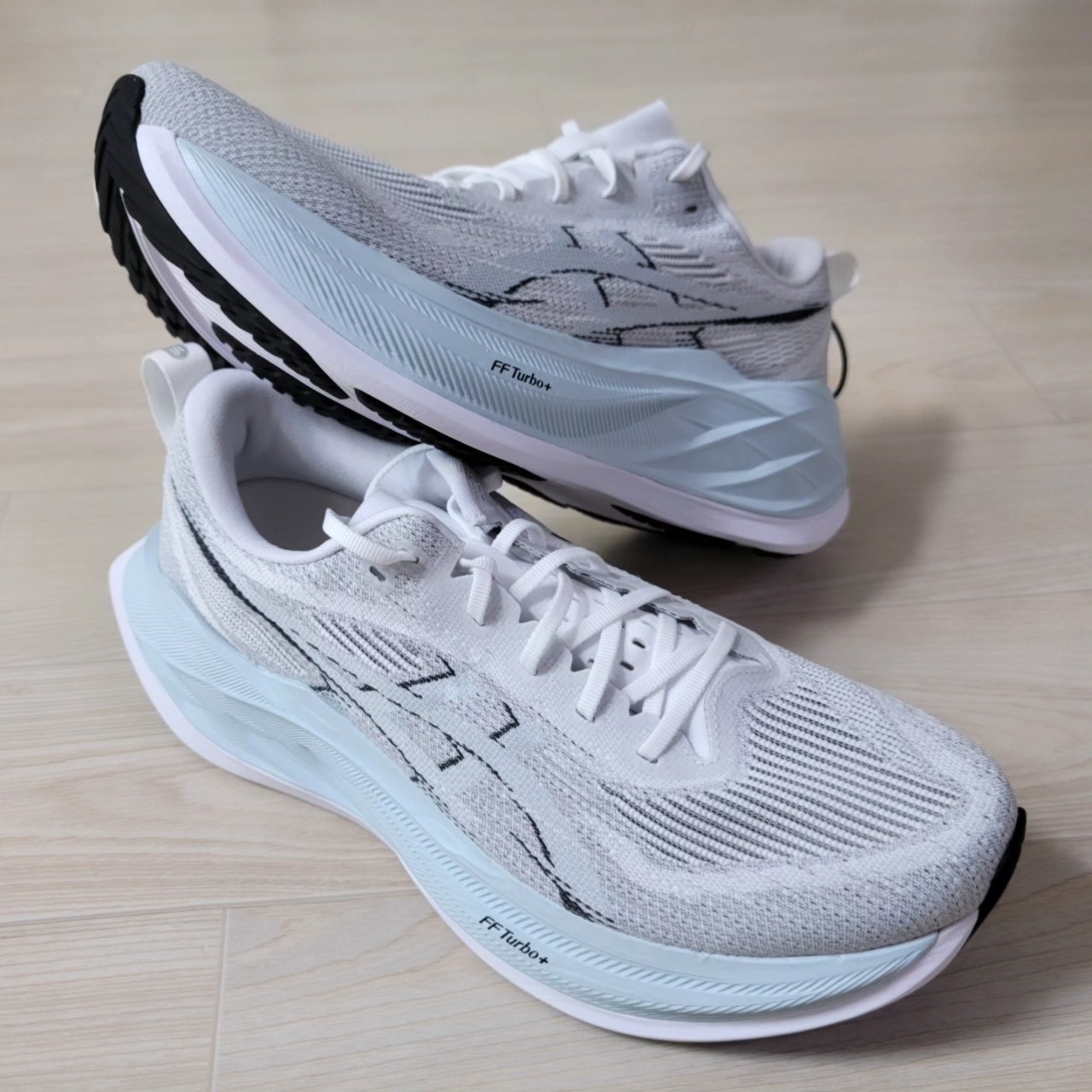 Asics Superblast 2 White Cool Grey 착용 스타일 - 3