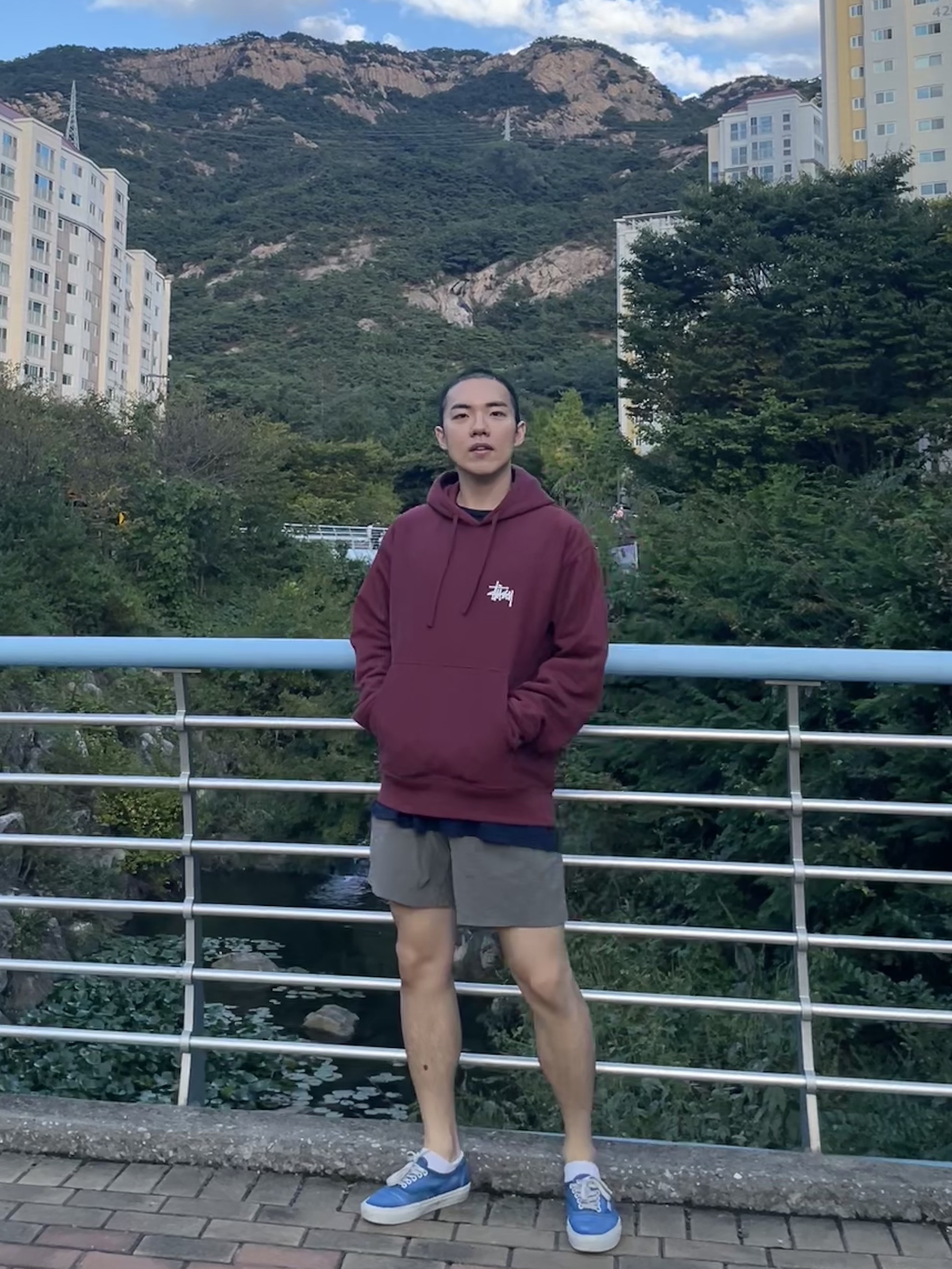 Stussy Basic Stussy Hoodie Oxblood 2024, Vans Authentic Wave Washed Blue 착용 스타일 - 1