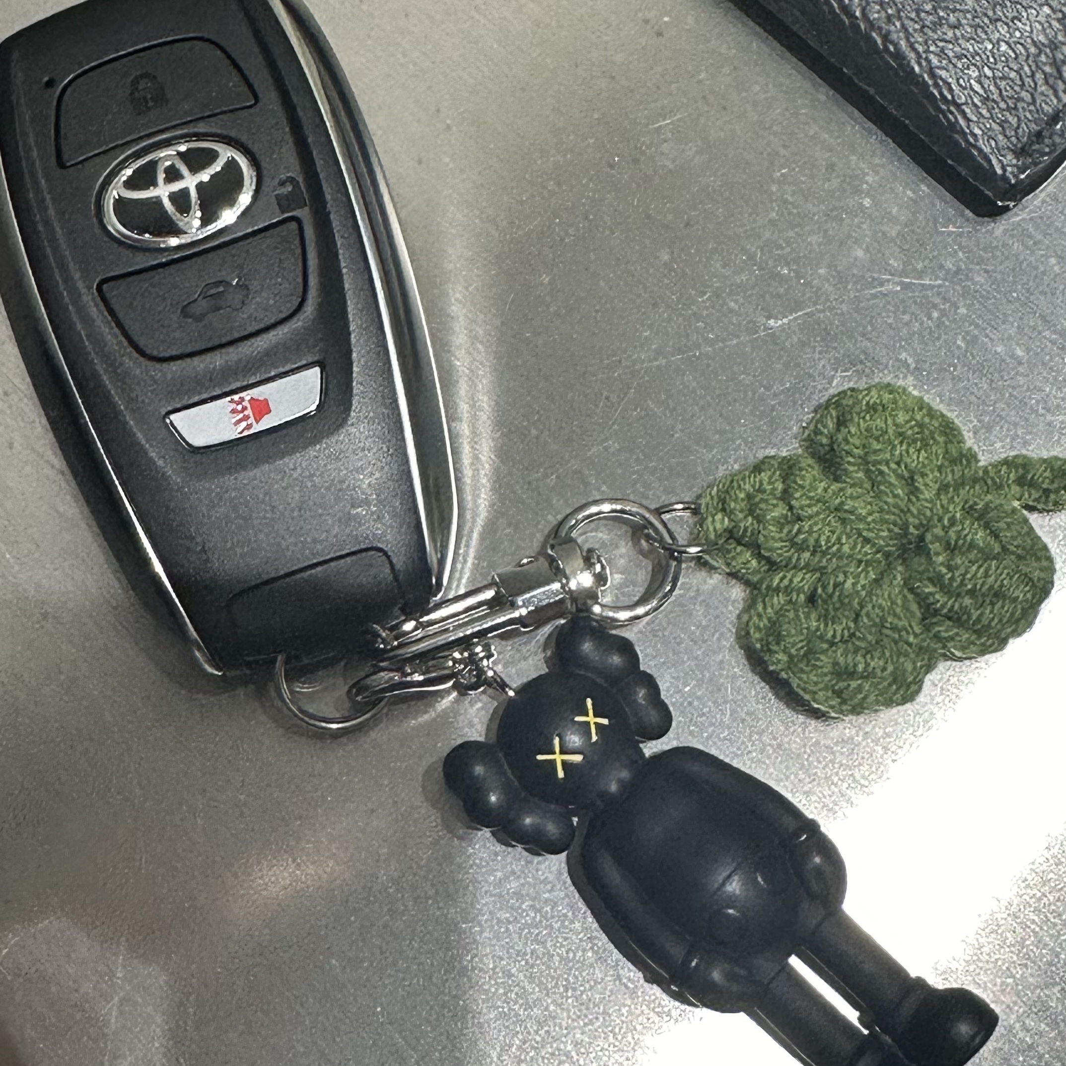 Kaws Tokyo First Companion Keychain Black 착용 스타일