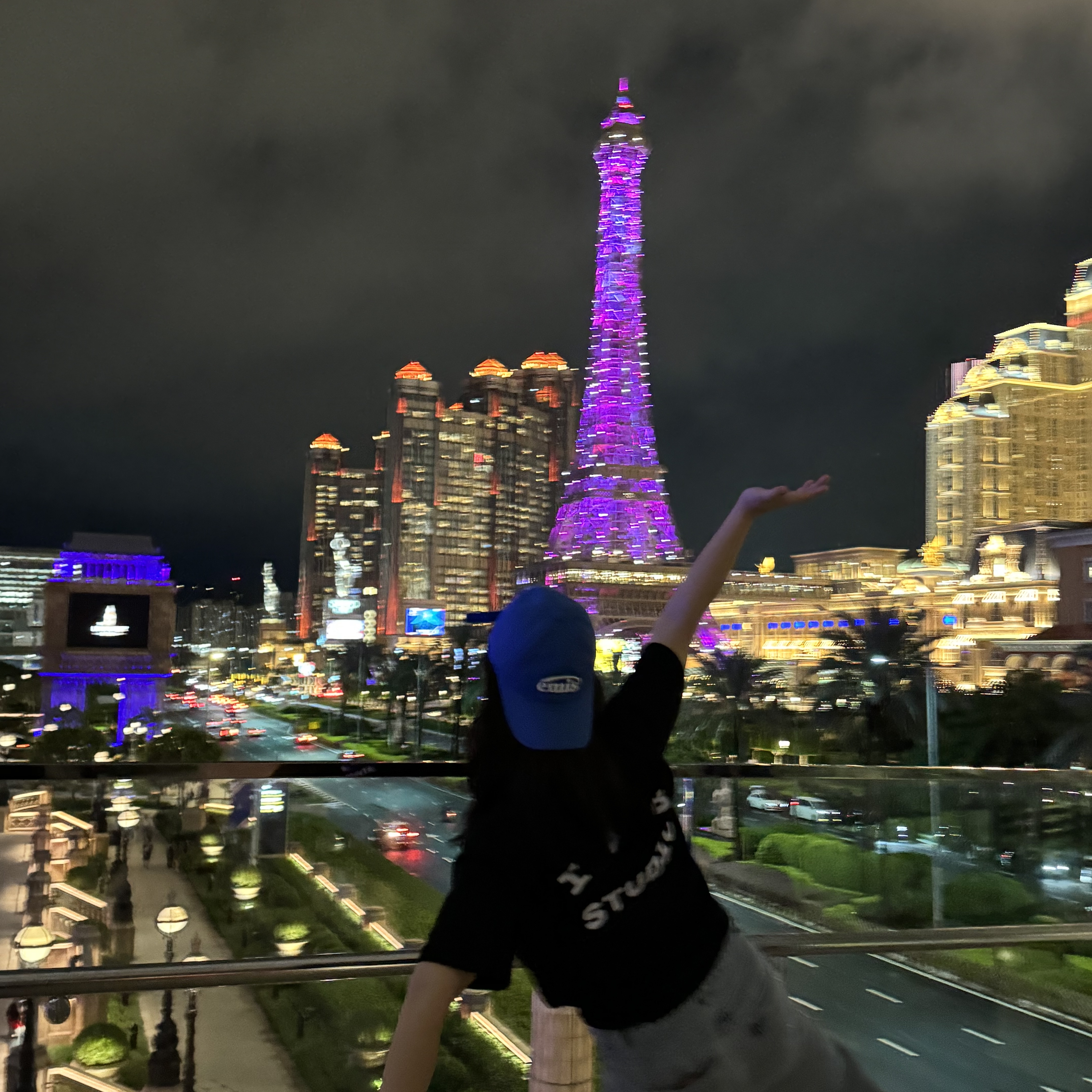 Emis New Logo Ball Cap Blue, IAB Studio T-Shirt Black White 착용 스타일