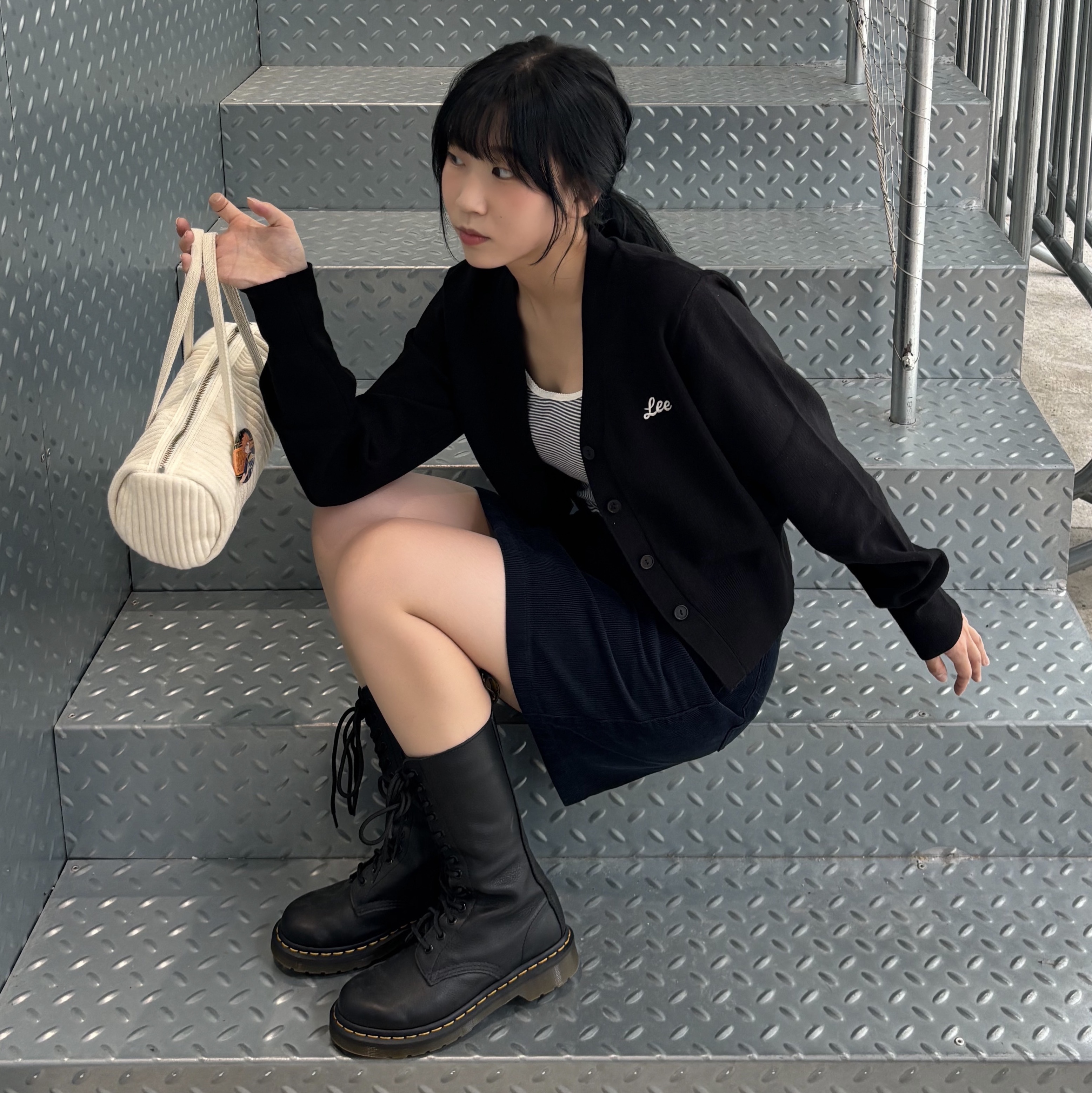 (W) Dr. Martens 1B99 Boots Black 착용 스타일 - 1