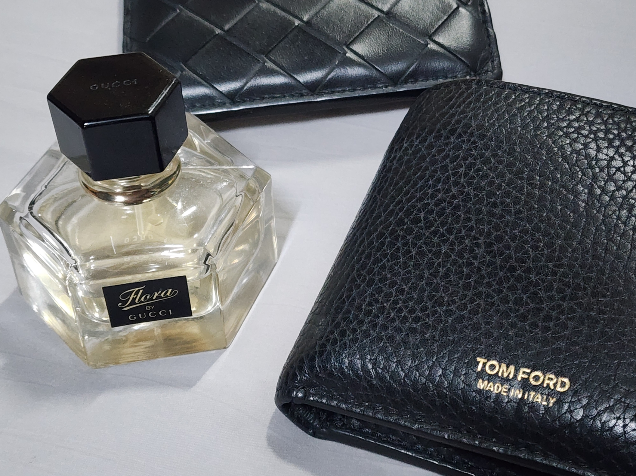 Tom Ford Grain Leather Classic Bifold Wallet Black, Bottega Veneta Card Case Black 착용 스타일