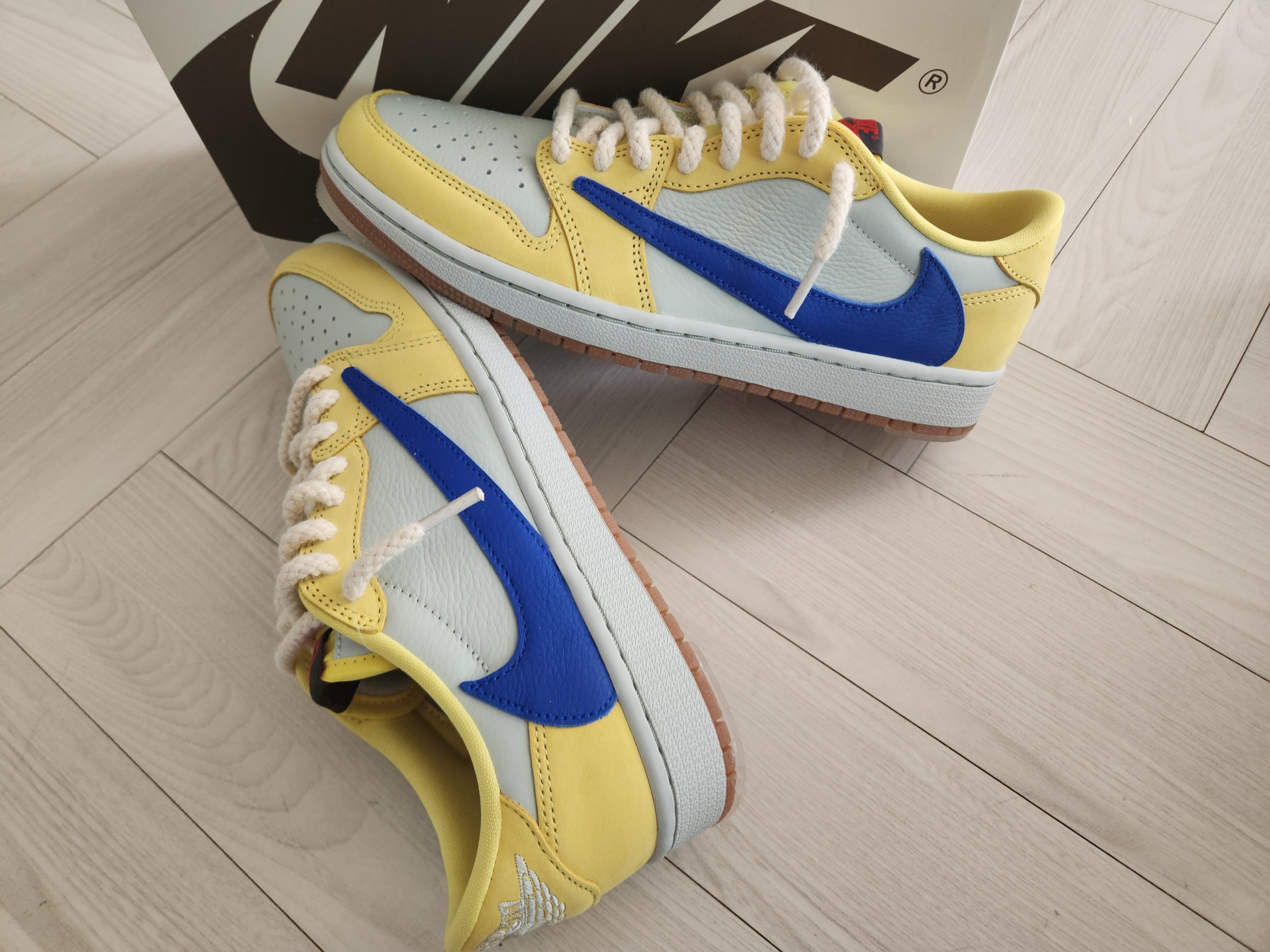 (W) Jordan 1 x Travis Scott Retro Low OG SP Canary 착용 스타일 - 3
