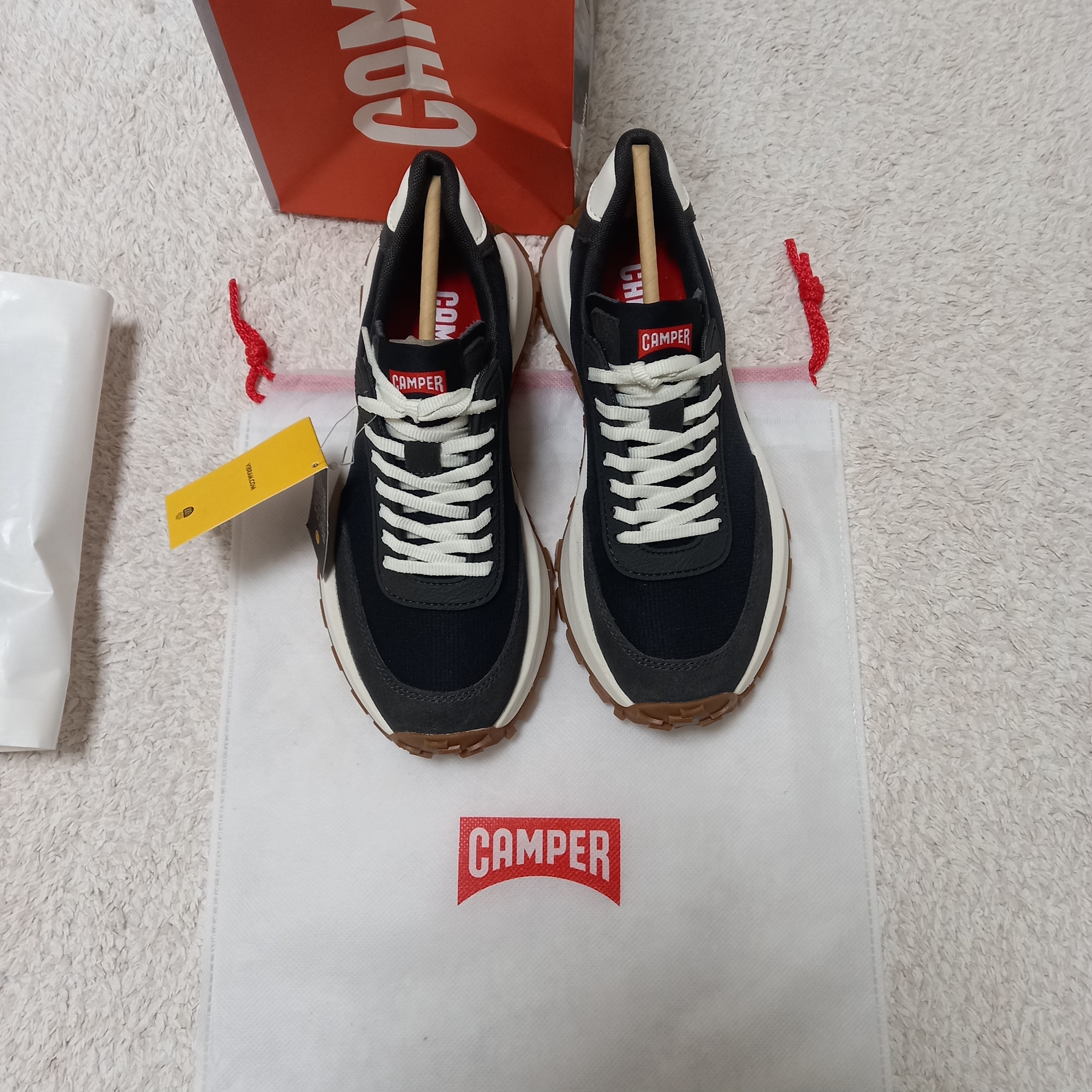 (W) Camper Drift Trail Vibram Nubuck Sneakers Black 착용 스타일 - 5