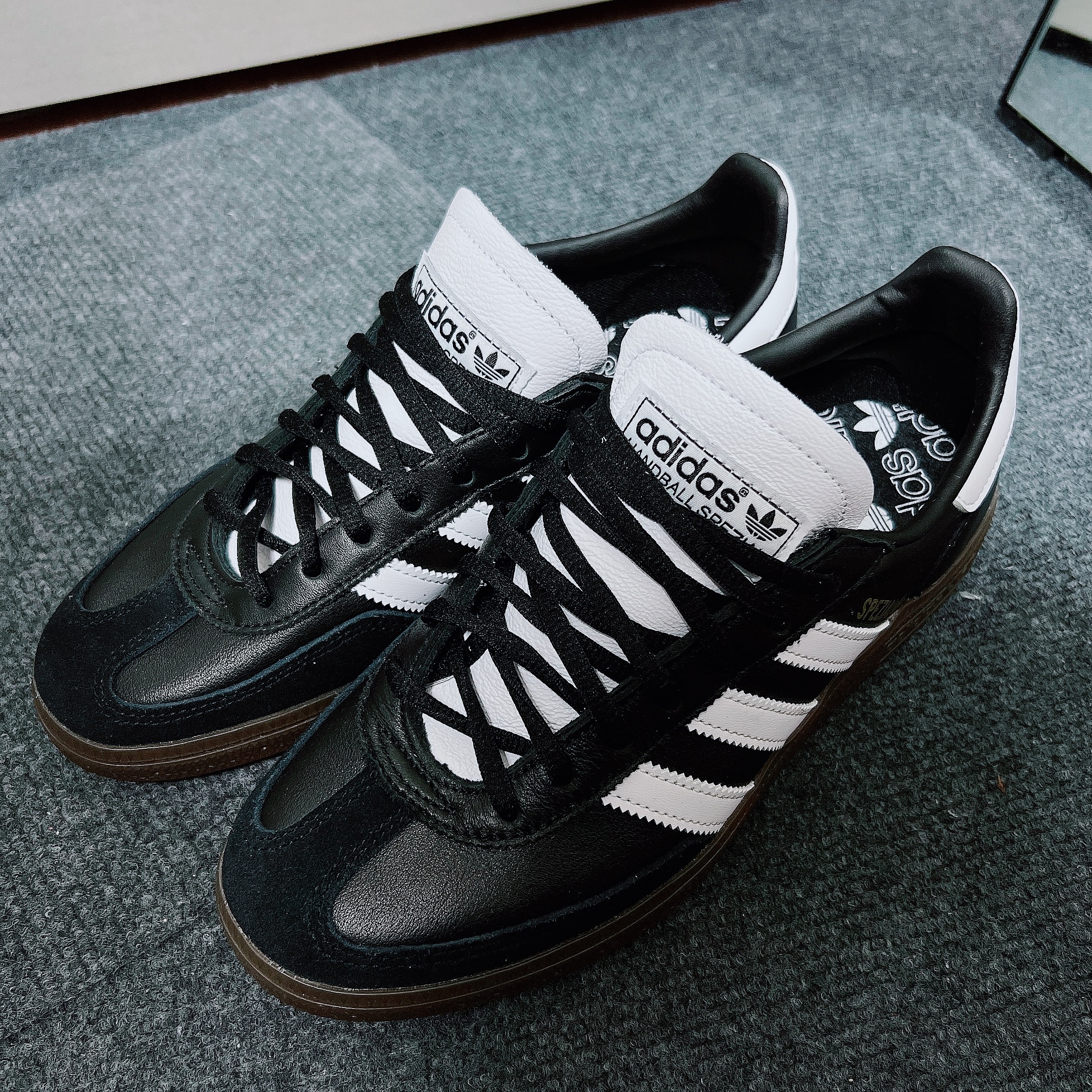 Adidas Spezial Handball Core Black White 착용 스타일 - 1