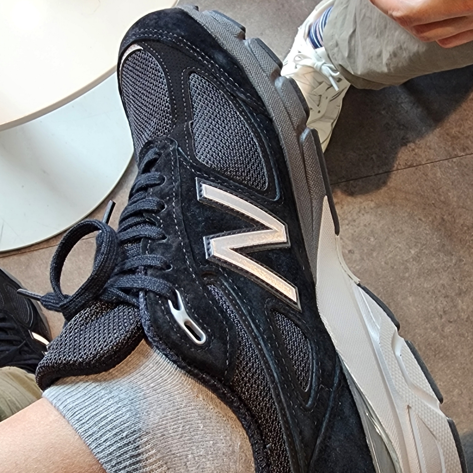 New Balance 990v4 Made in USA Black Silver 착용 스타일
