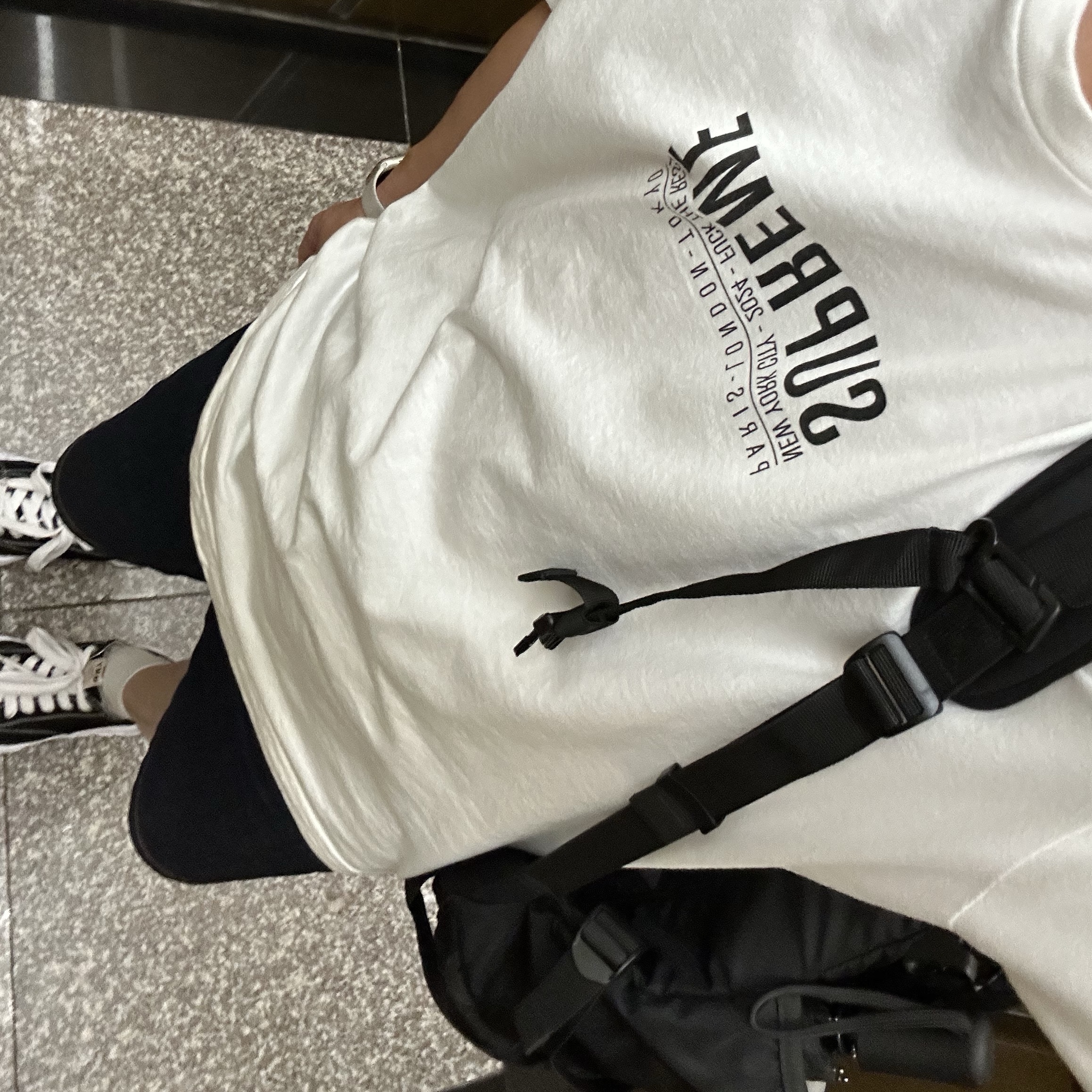 Supreme Paris T-Shirt White - 24SS, Maison Mihara Yasuhiro Peterson OG Sole Canvas Low Sneakers Black 착용 스타일 - 1