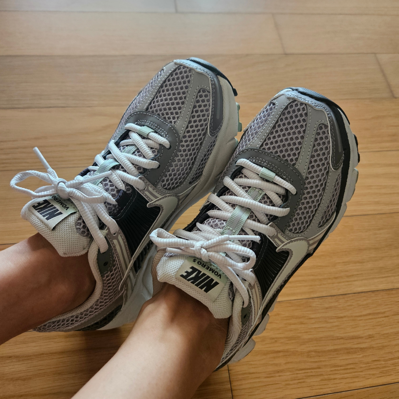 (W) Nike Zoom Vomero 5 Cobblestone and Flat Pewter 착용 스타일