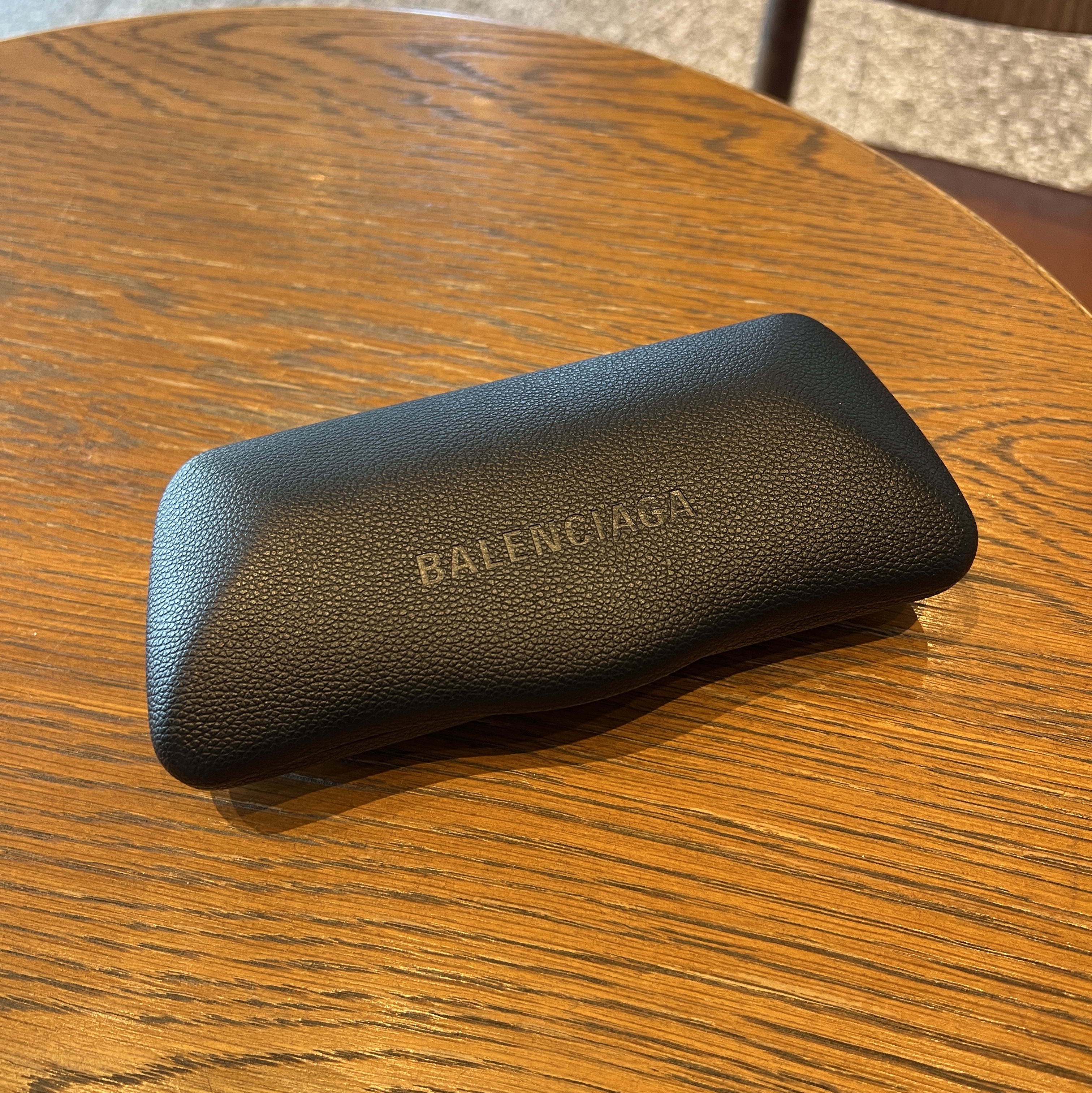 Balenciaga Swift Oval Sunglasses Black 착용 스타일 - 3