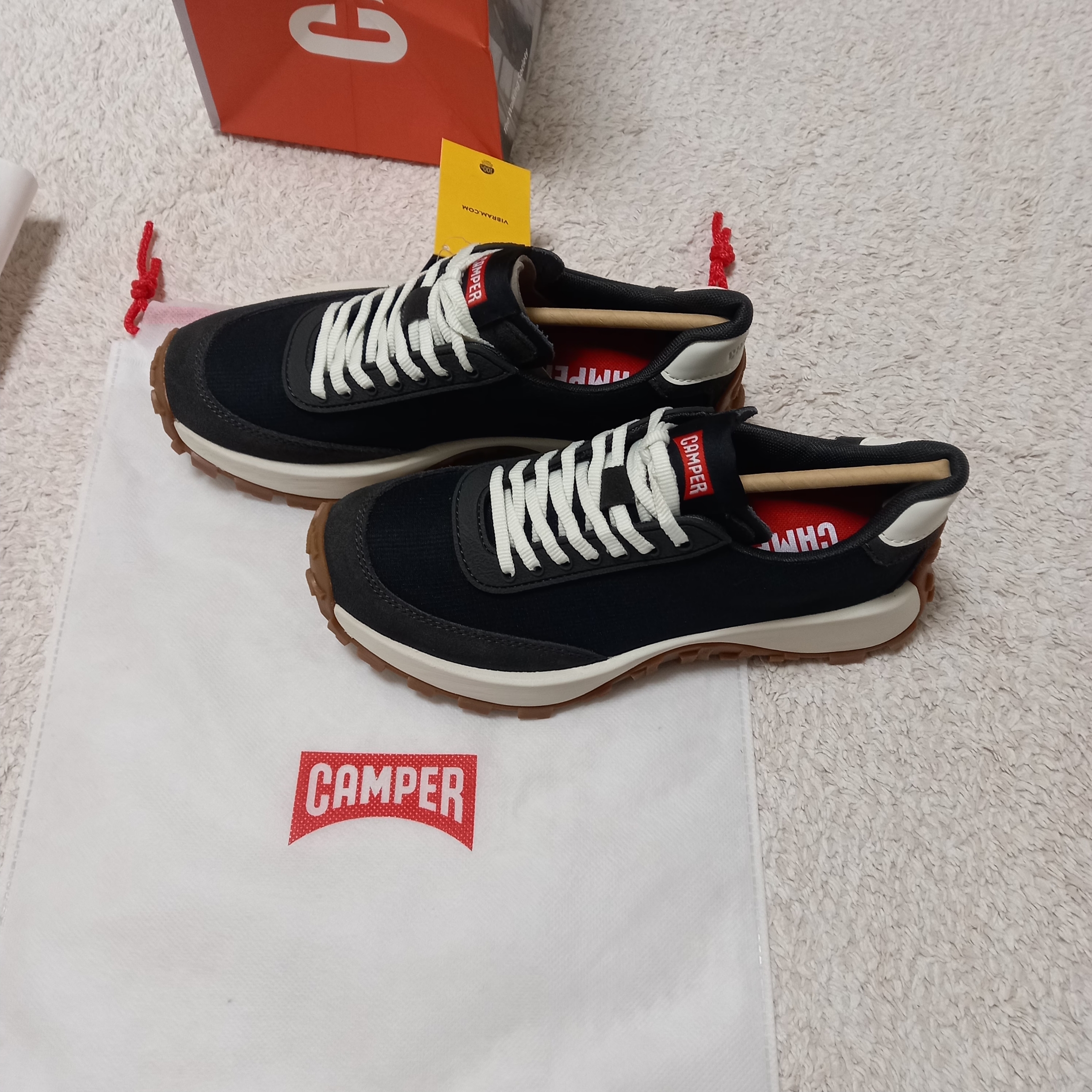 (W) Camper Drift Trail Vibram Nubuck Sneakers Black 착용 스타일 - 6