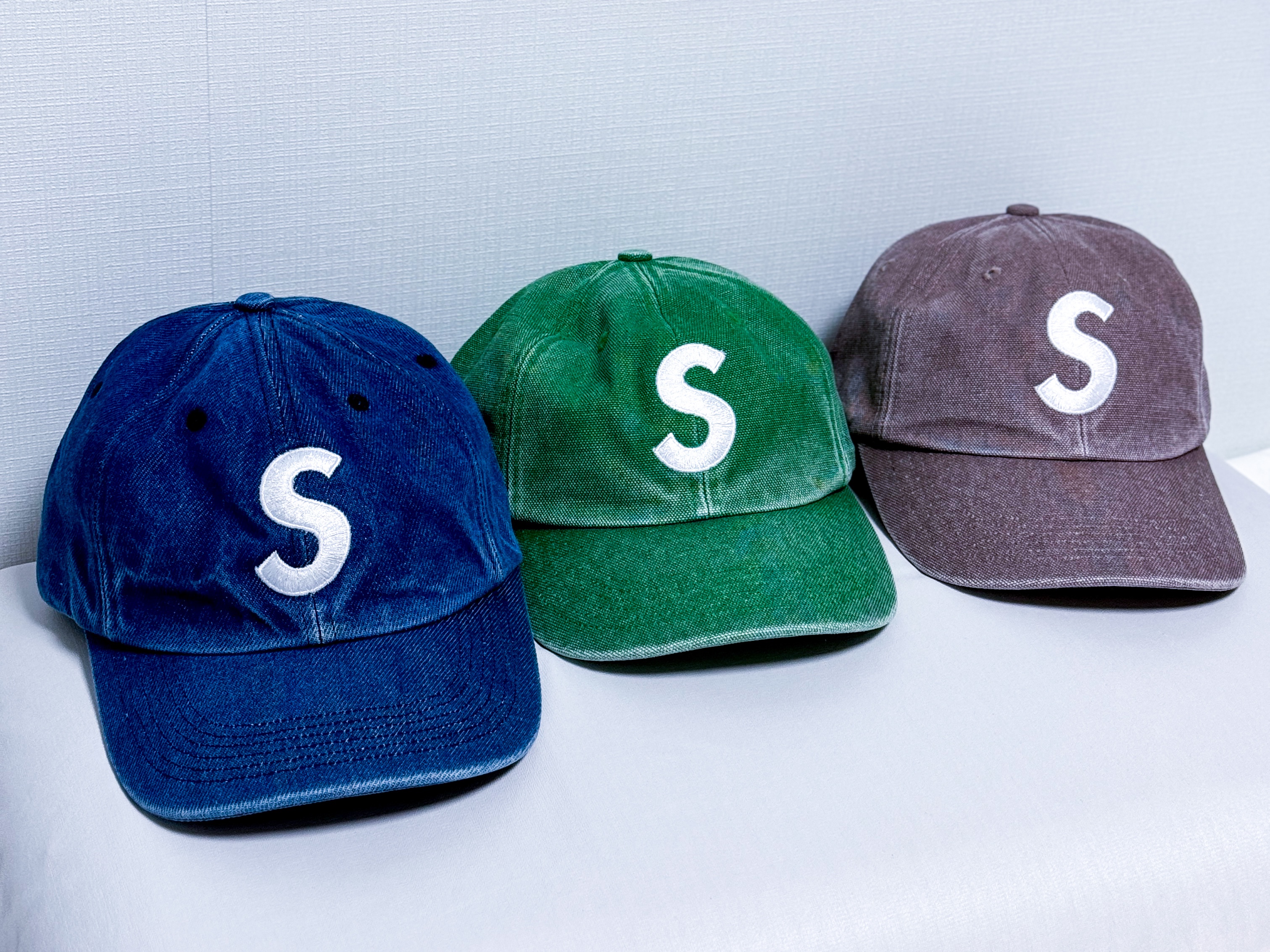 Supreme Pigment S Logo 6-Panel Green - 24FW, Supreme Pigment S Logo 6-Panel Denim - 24FW 착용 스타일