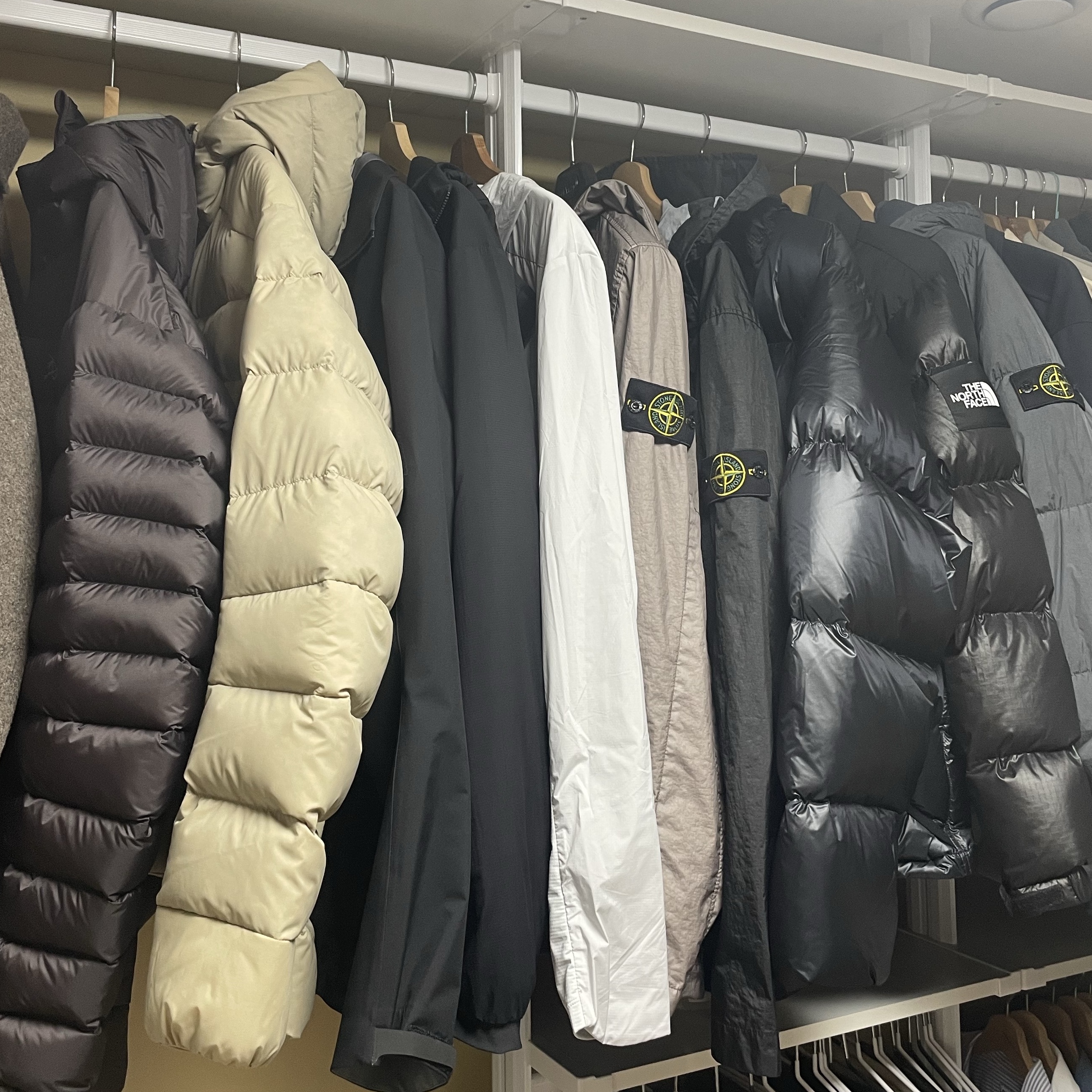 Stone Island 40723 Garment Dyed Crinkle Reps Recycled Nylon Down Jacket Lead - 23FW, Stone Island 40223 Membrana 3L TC Garment Dyed Hooded Jacket Black - 22SS 착용 스타일