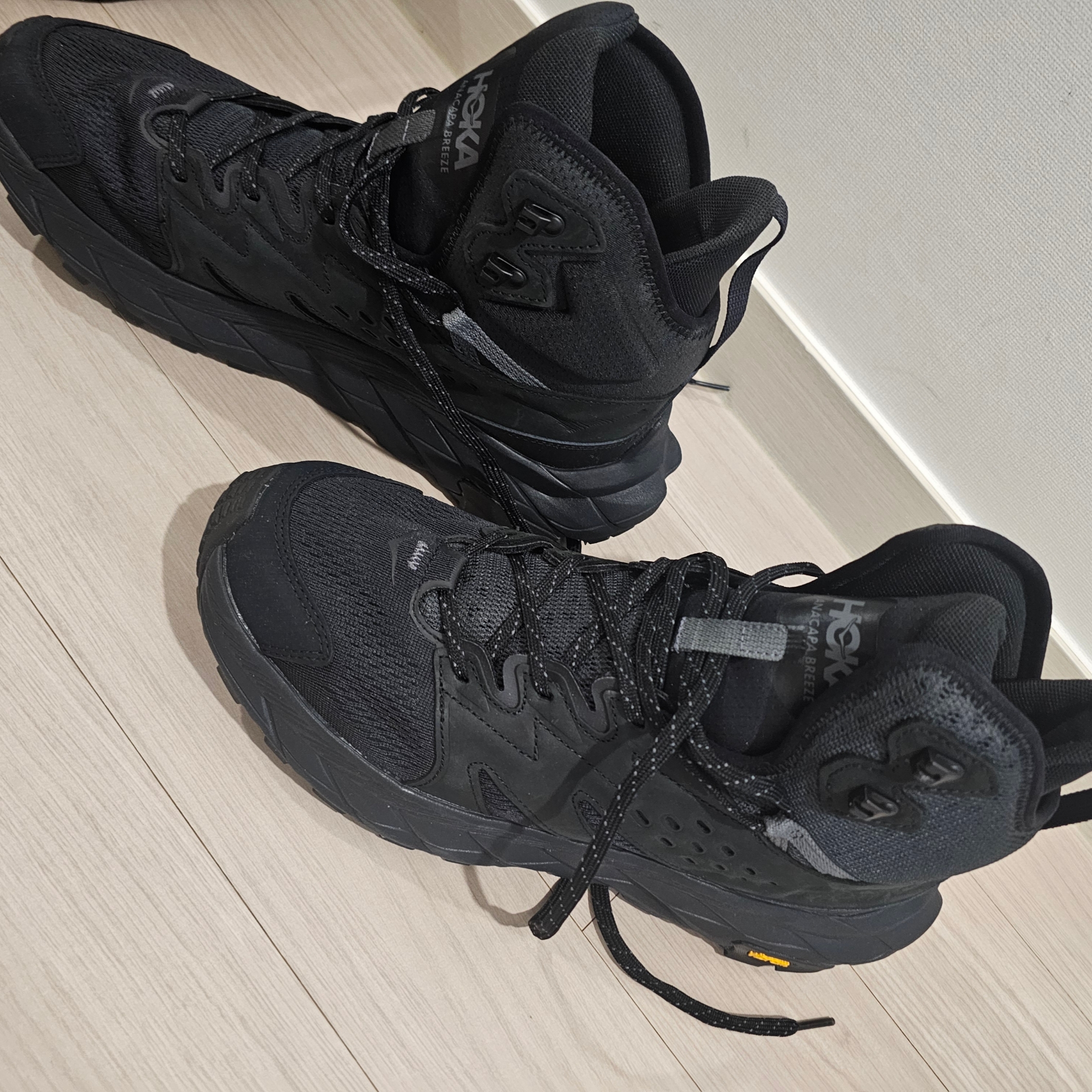 Nike Air Force 1 '07 Low Black University Red, Hoka Anacapa Mid Gore-Tex Black 착용 스타일 - 4