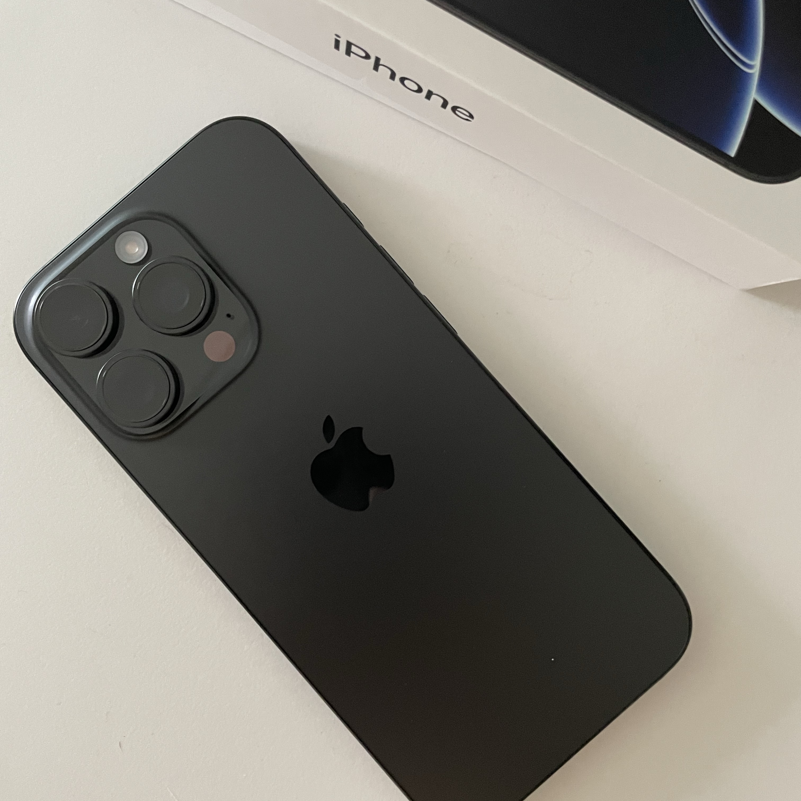 Apple iPhone 16 Pro 256GB Black Titanium (Korean Ver.) 착용 스타일