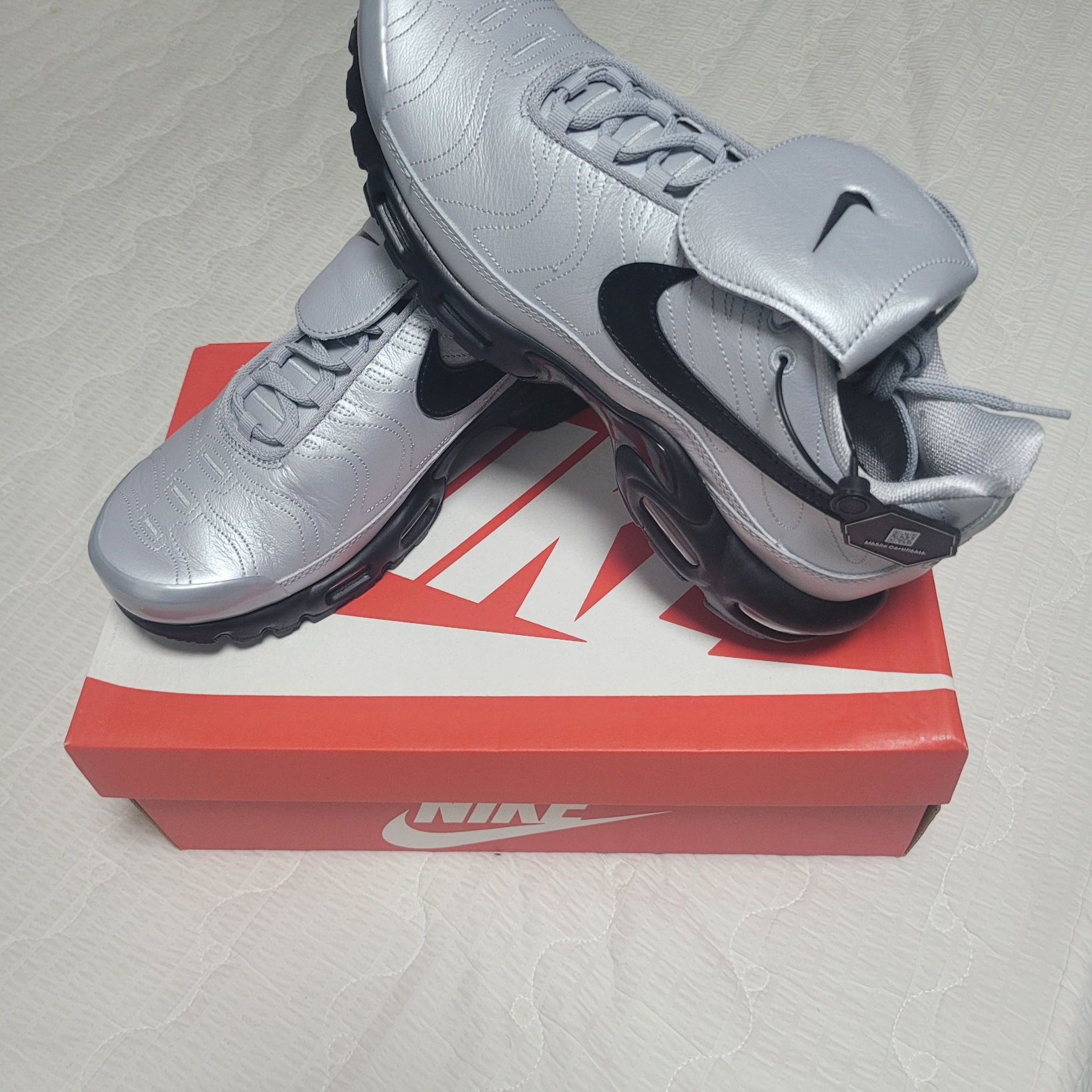 Nike Air Max Plus TNPO Wolf Grey and Black 착용 스타일 - 2