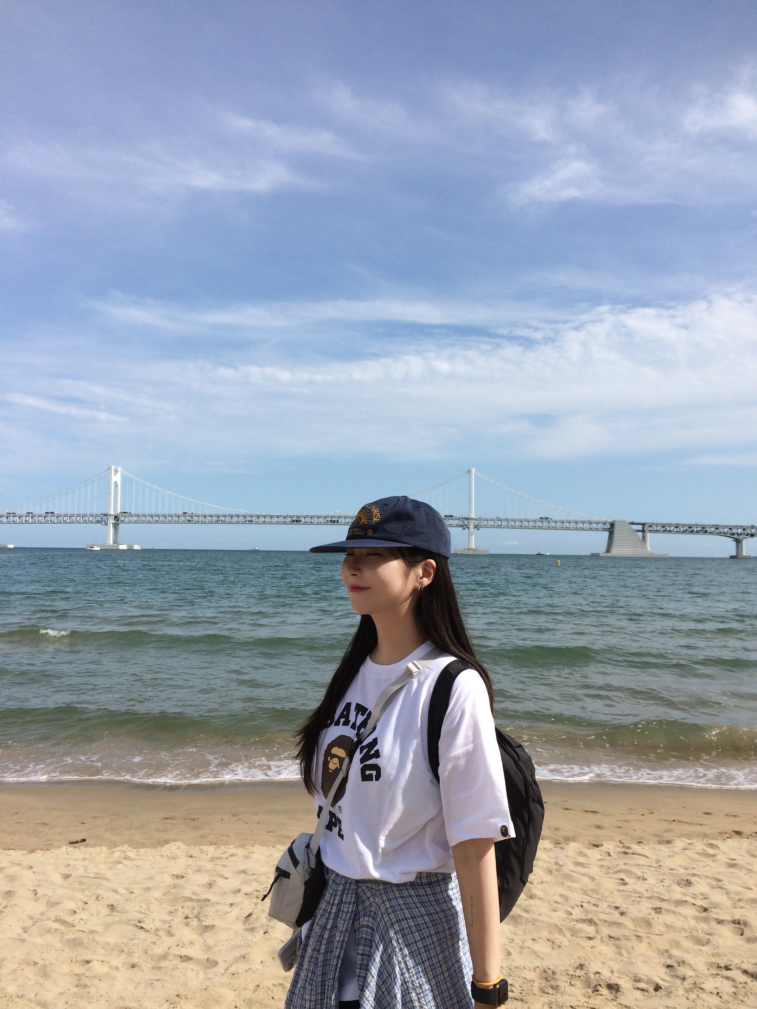 Hello Sunrise Washed HS Arch Logo 6Panel Cap Navy & Orange, BAPE College T-Shirt White 착용 스타일 - 3