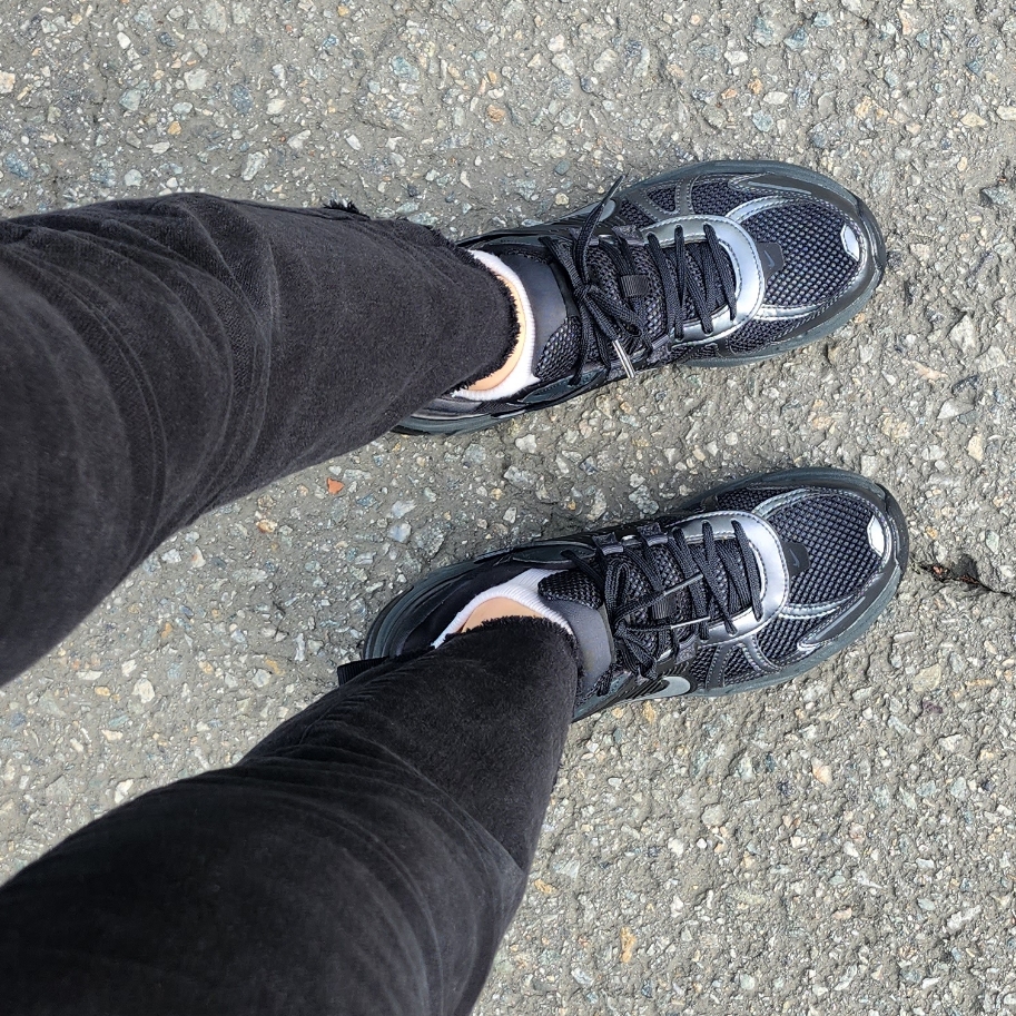 Nike V2K Run Black Anthracite 착용 스타일