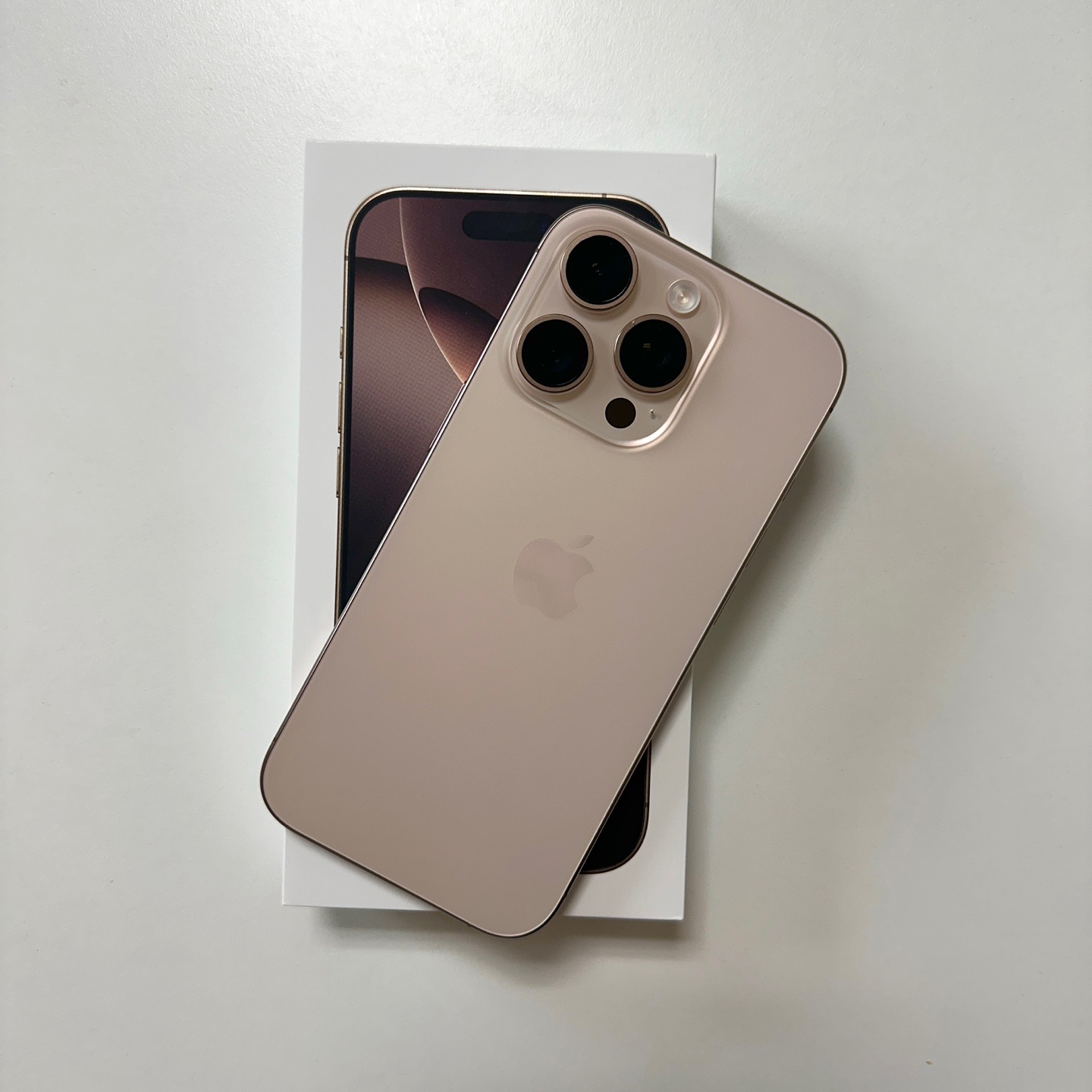 Apple iPhone 16 Pro 256GB Desert Titanium (Korean Ver.) 착용 스타일