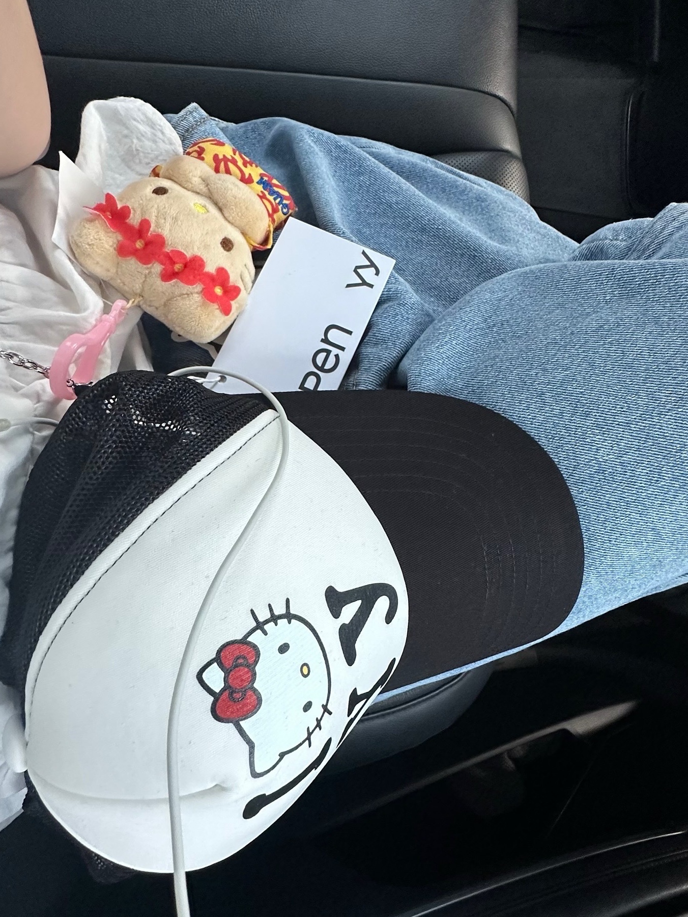 Open Yy x Hello Kitty Trucker Cap Black, Open Yy x Hello Kitty T-Shirt Black 착용 스타일 - 4