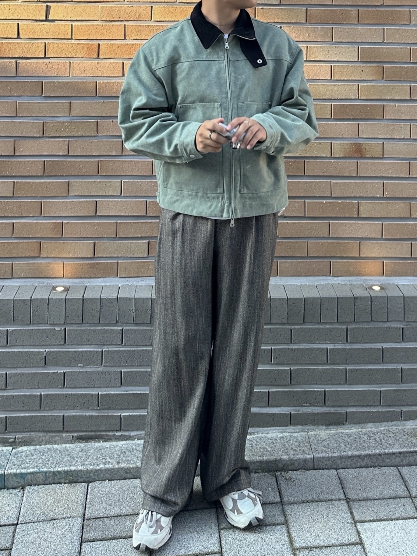 Amomento Tweed Two Tuck Wide Pants Charcoal - 24FW, New Balance 991 Made in UK Cream Beige 착용 스타일 - 3