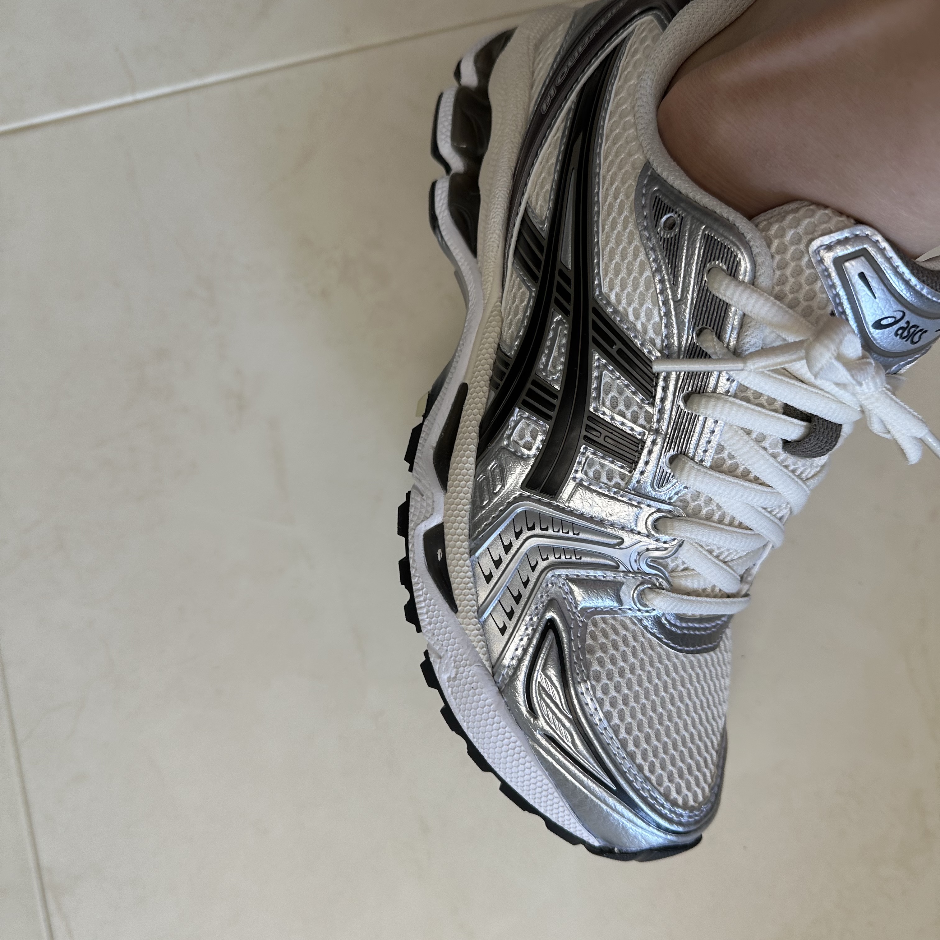 Asics Gel-Kayano 14 Cream Black 착용 스타일 - 4