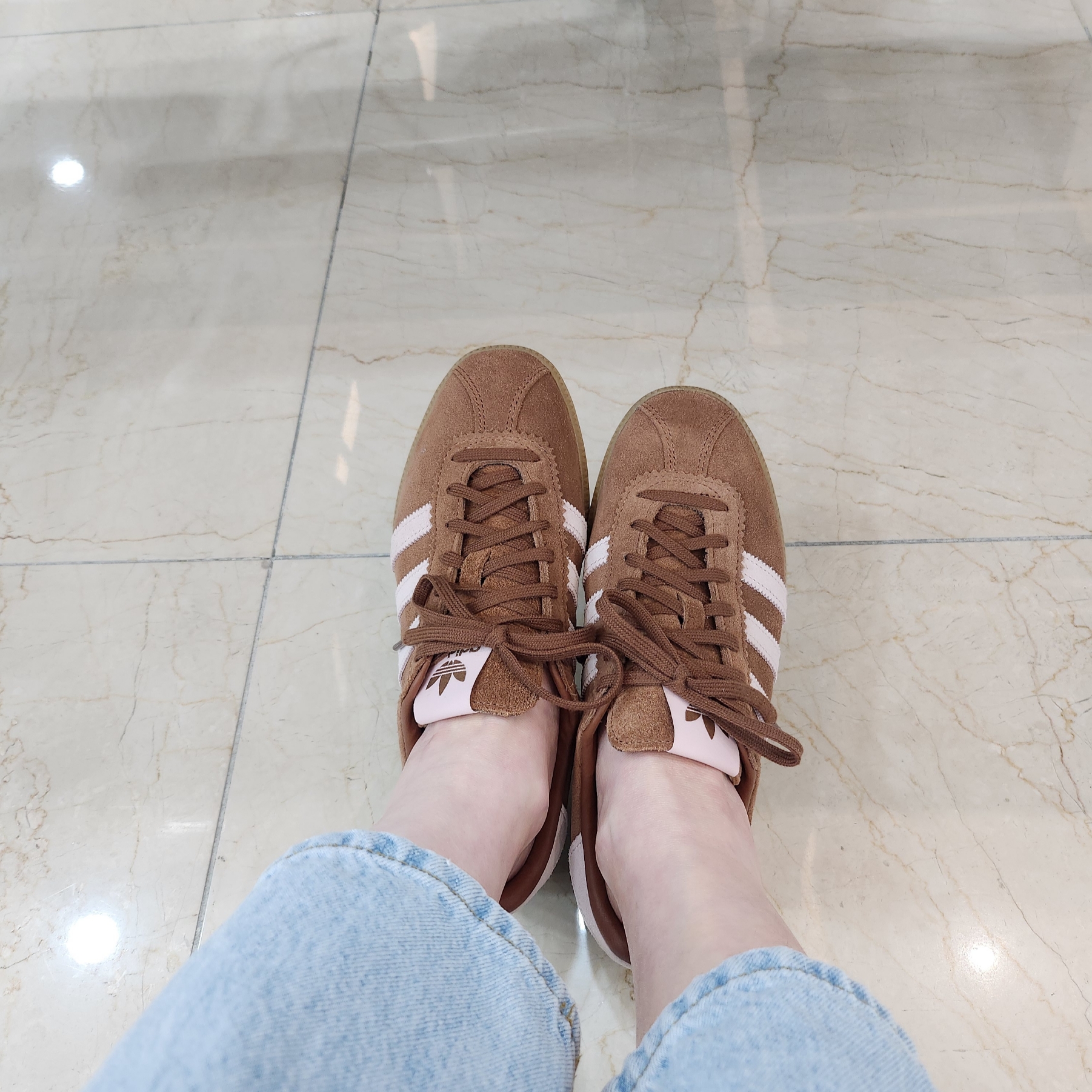 (W) Adidas Bermuda Preloved Brown 착용 스타일