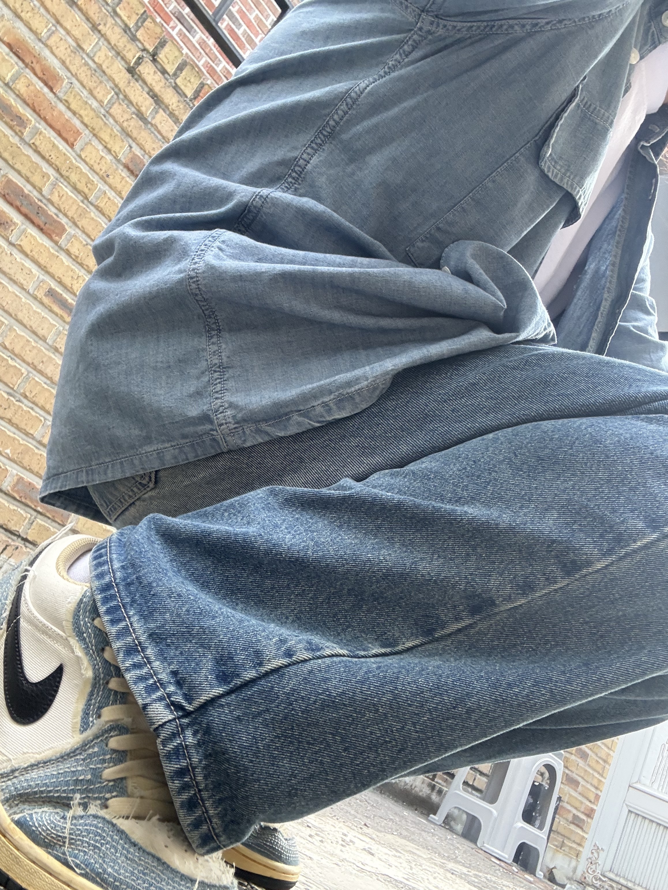 Jordan 1 Low World Make Japan, Levi's Barstow Western Shirt Light Indigo 착용 스타일 - 3