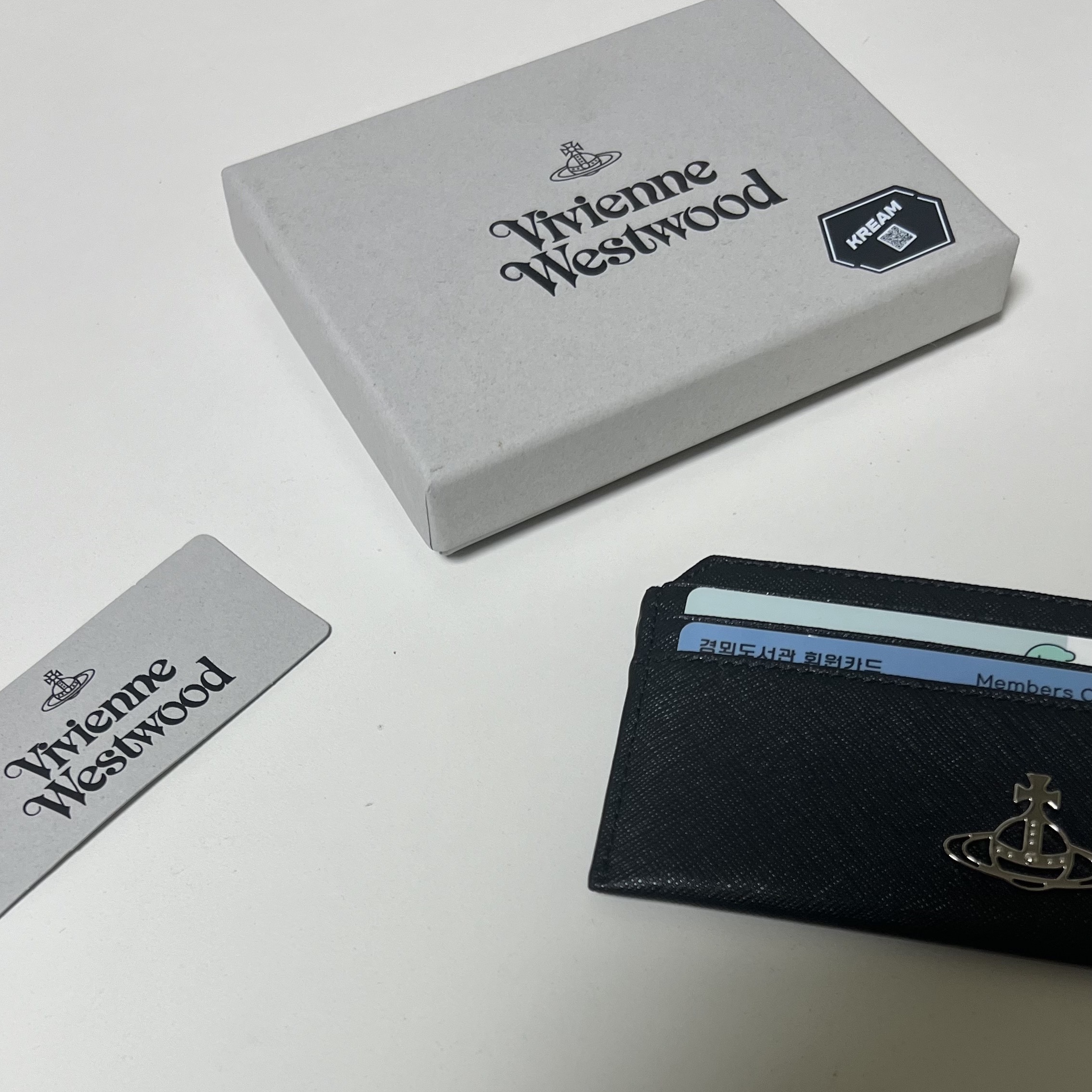 Vivienne Westwood Saffiano Slim Card Holder Black 착용 스타일