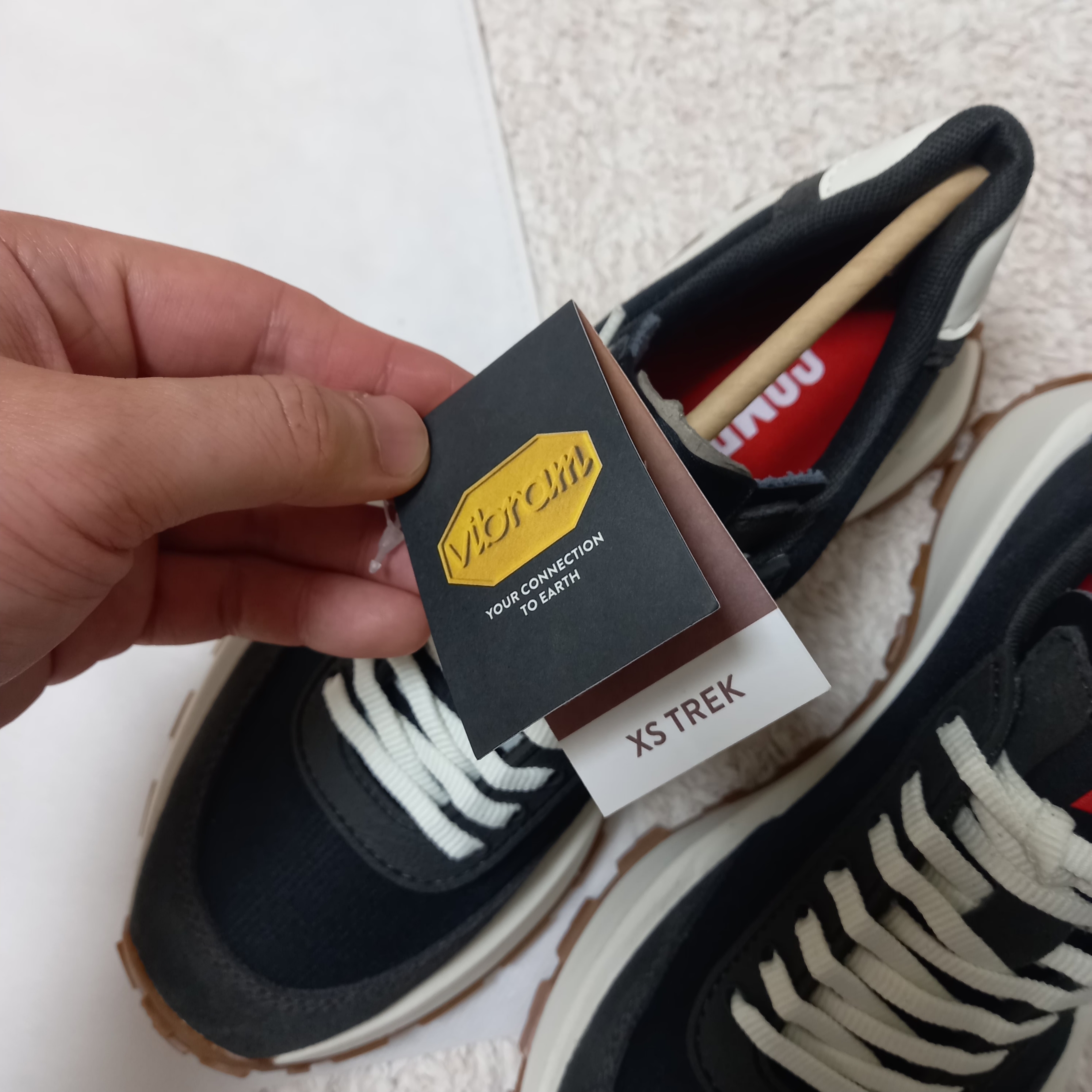(W) Camper Drift Trail Vibram Nubuck Sneakers Black 착용 스타일 - 2
