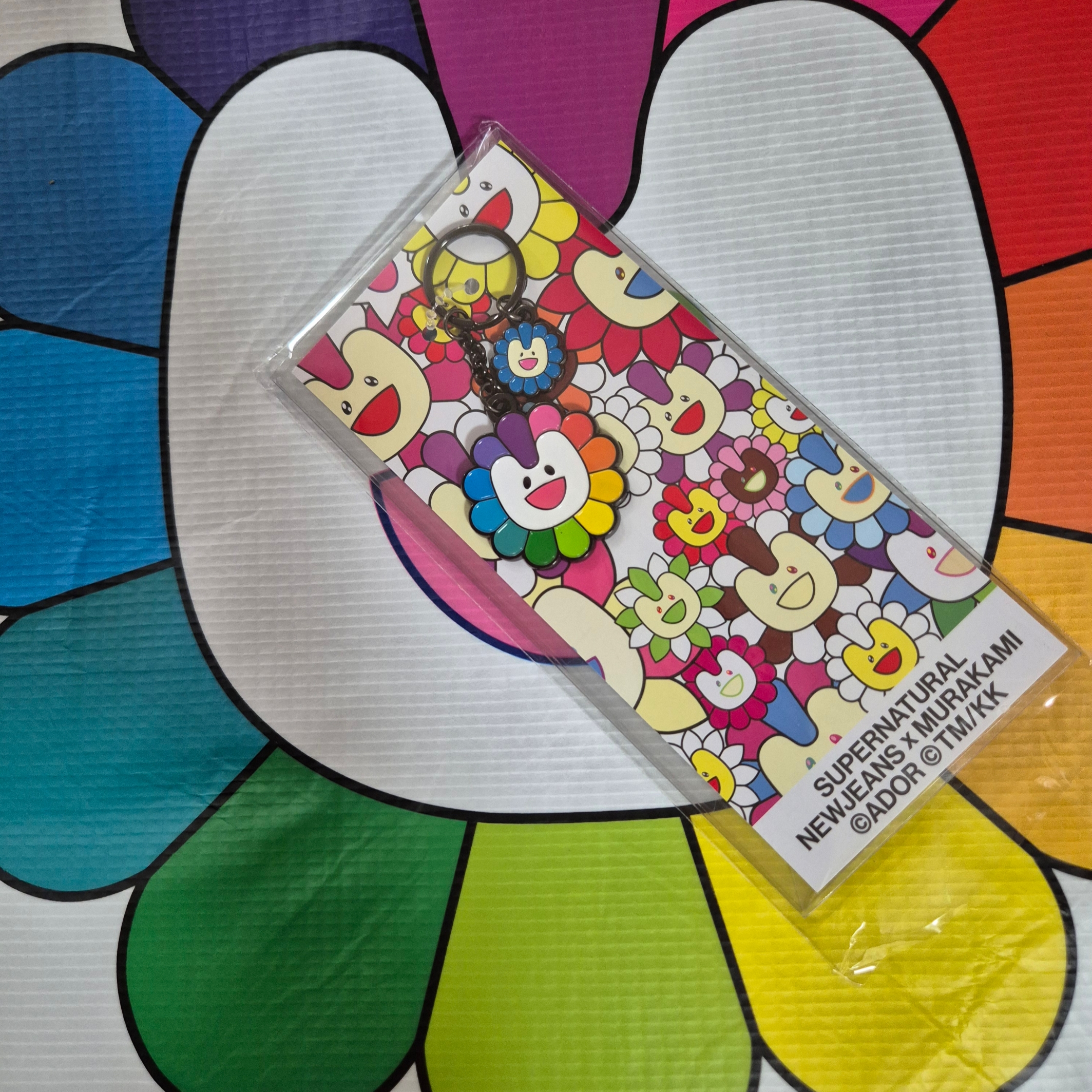 NewJeans x Murakami Metal Keyring Flower, NewJeans x Murakami Medium Reusable Bag 착용 스타일 - 1