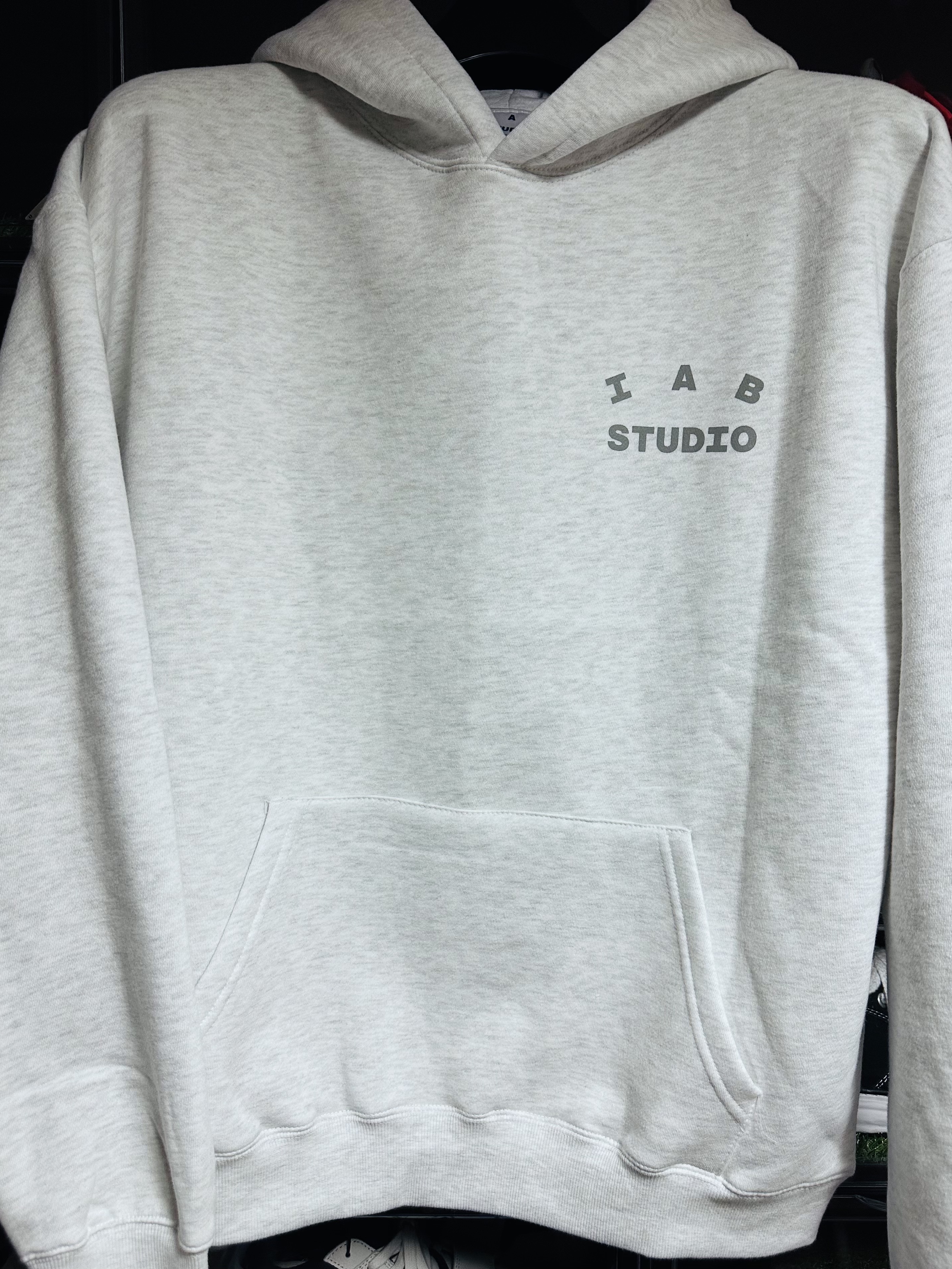 IAB Studio Hoodie Light Gray 착용 스타일 - 2