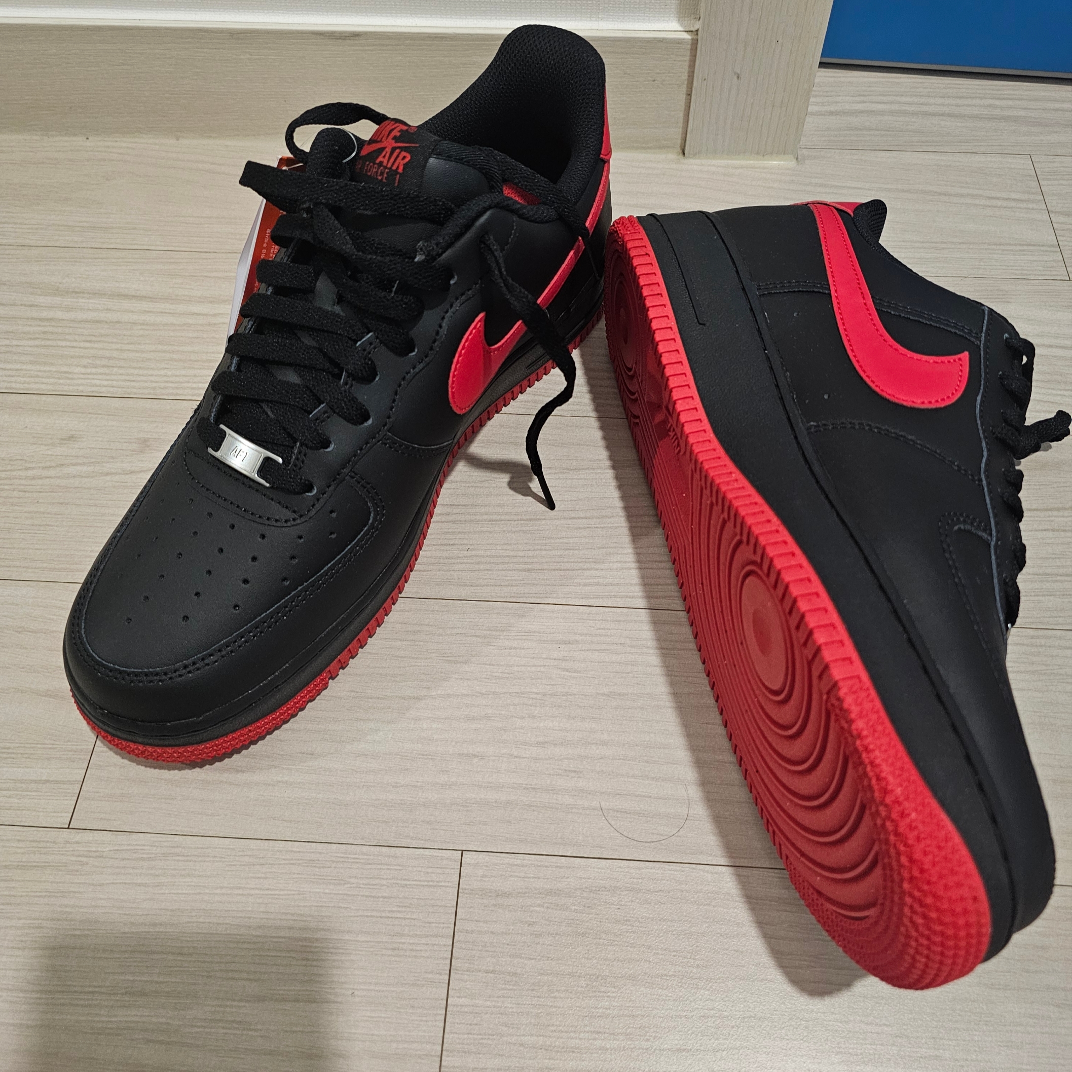 Nike Air Force 1 '07 Low Black University Red, Hoka Anacapa Mid Gore-Tex Black 착용 스타일 - 2
