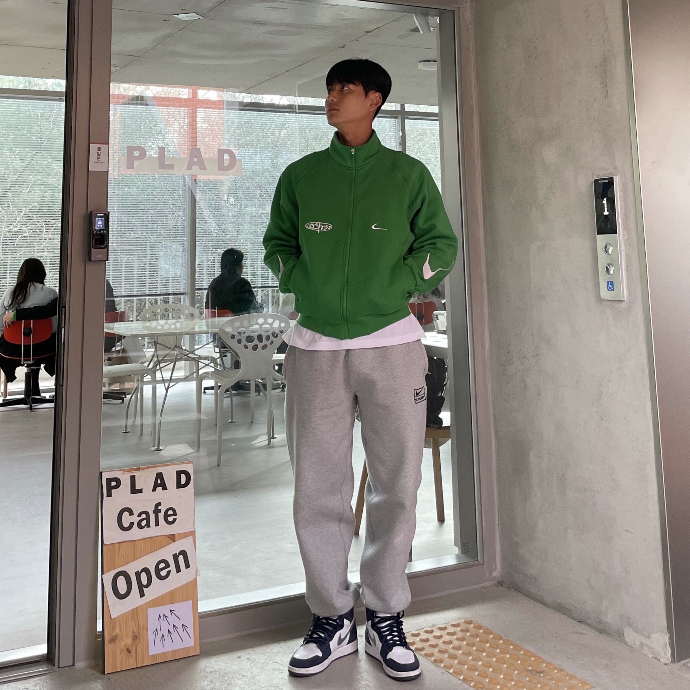 Nike x Stussy NRG Fleece Pants Dark Grey Heather (DO9340-063), Jordan 1 Retro High OG CO.JP Midnight Navy 착용 스타일 - 1
