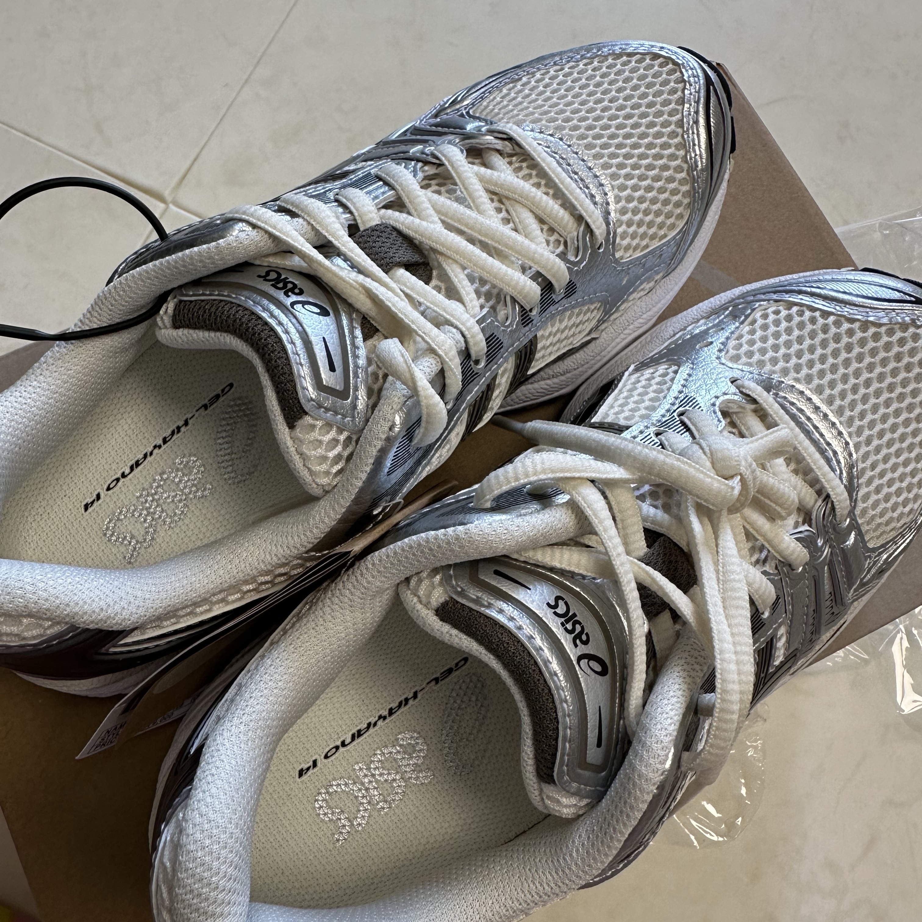 Asics Gel-Kayano 14 Cream Black 착용 스타일 - 3