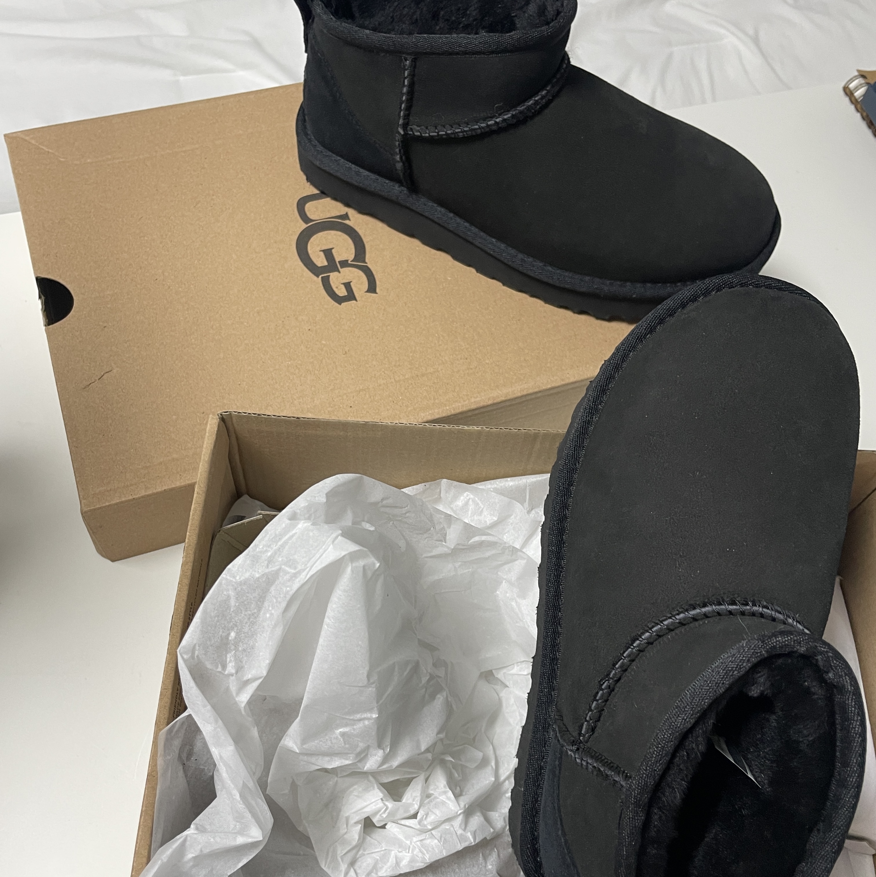 (W) UGG Classic Ultra Mini Boots Black 착용 스타일