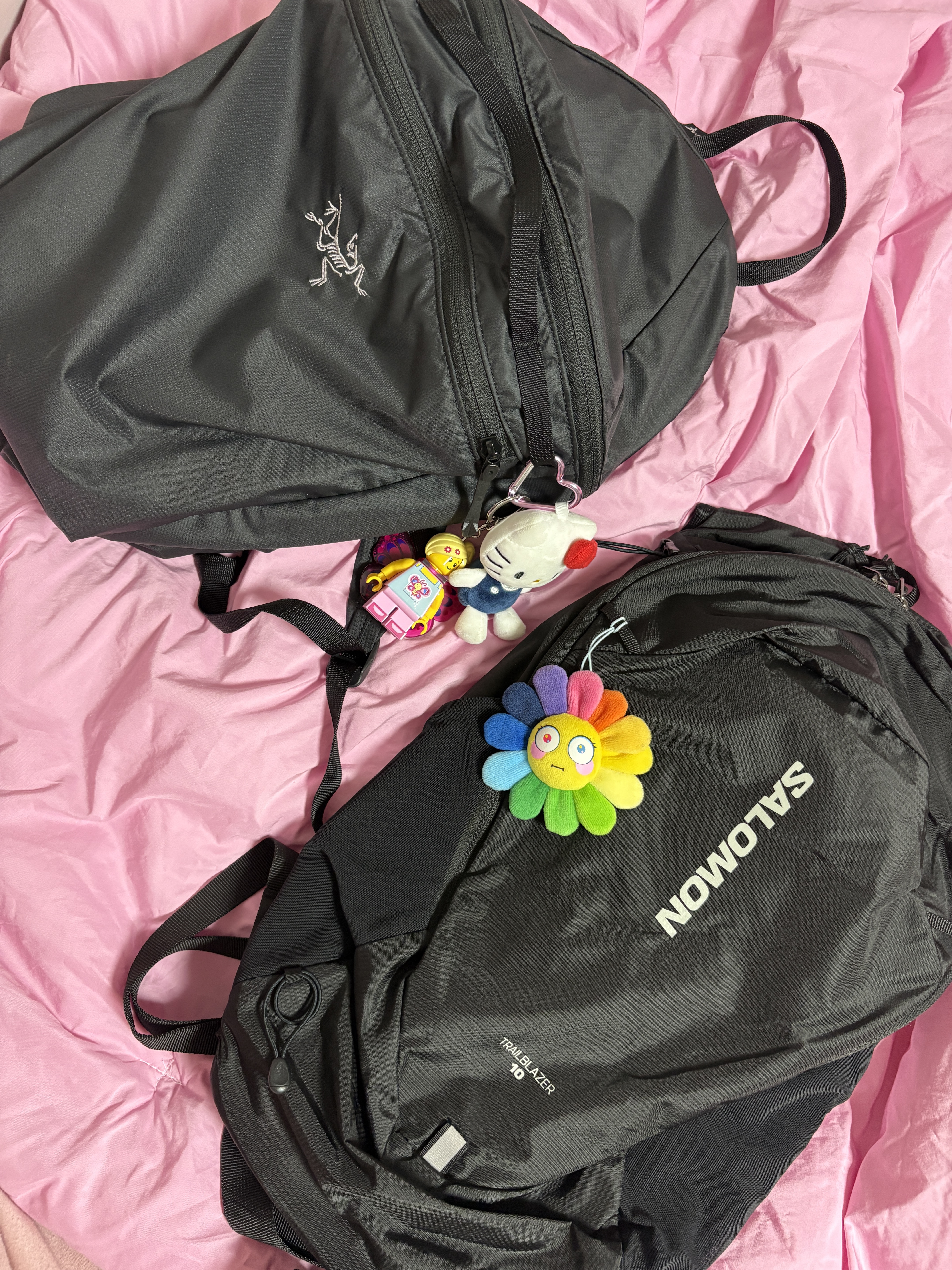 Salomon Trailblazer 10 Black, Arc'teryx Heliad 15 Backpack Black 착용 스타일