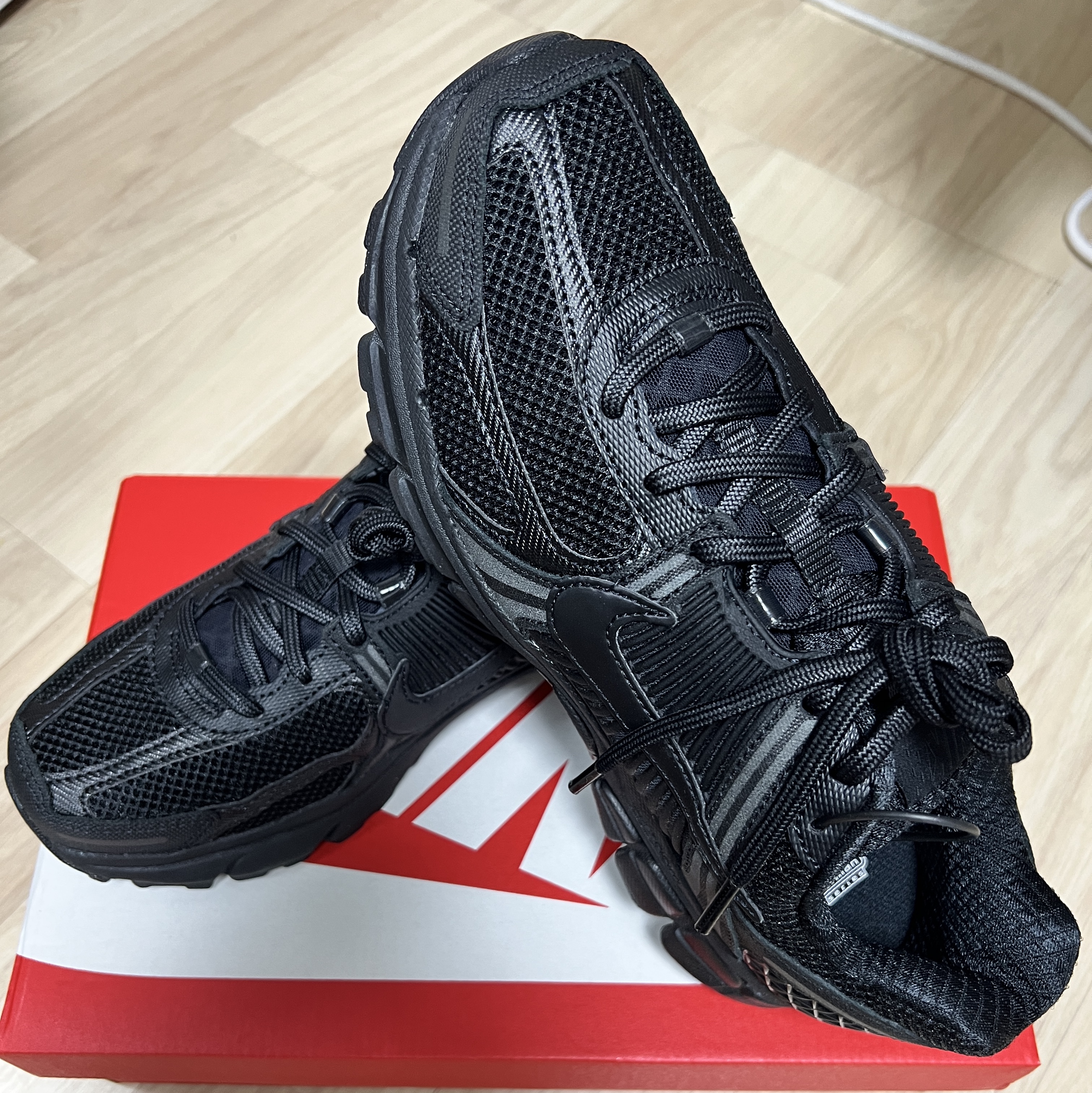 Nike Zoom Vomero 5 SP Black 착용 스타일 - 1