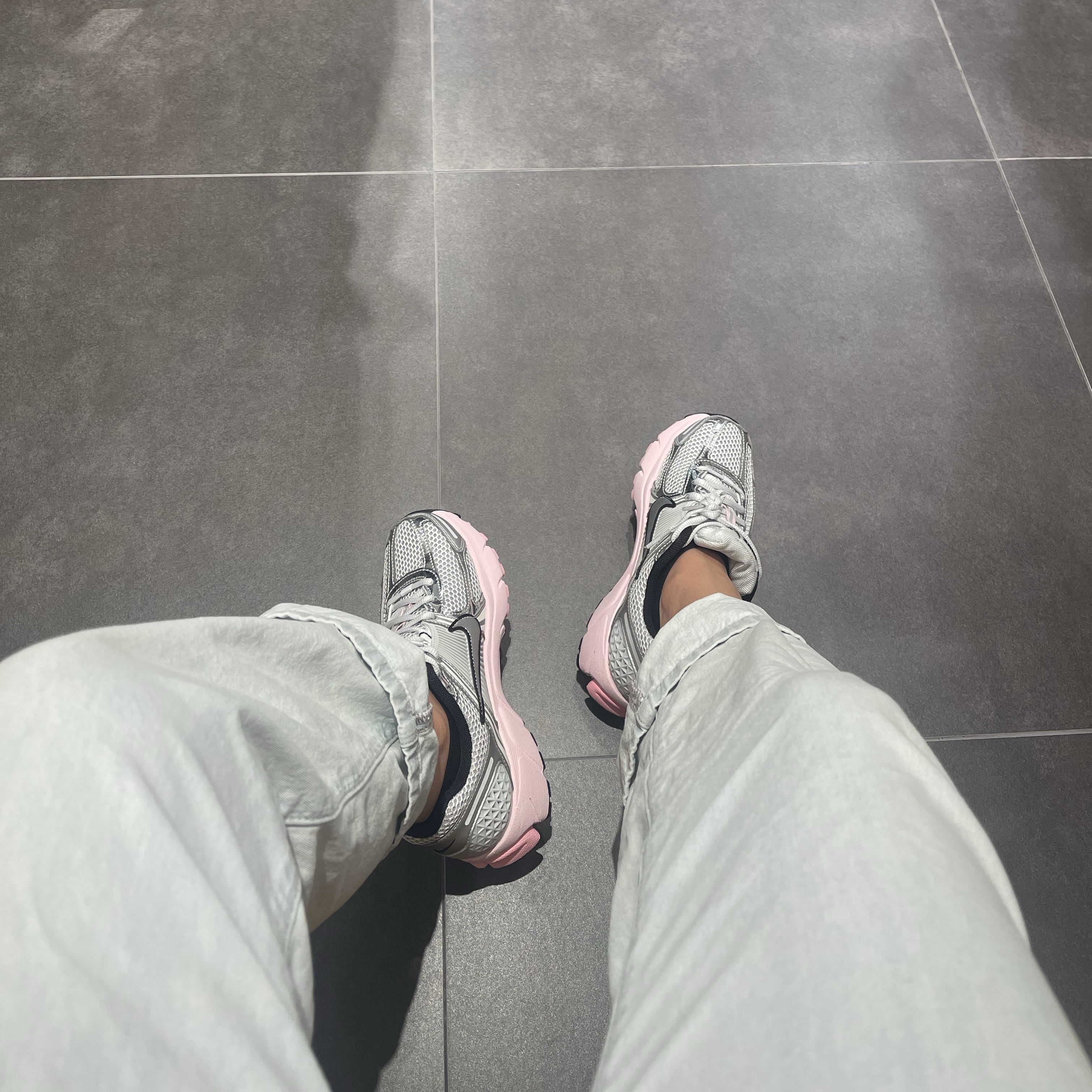 (W) Nike Zoom Vomero 5 Photon Dust Pink Foam 착용 스타일