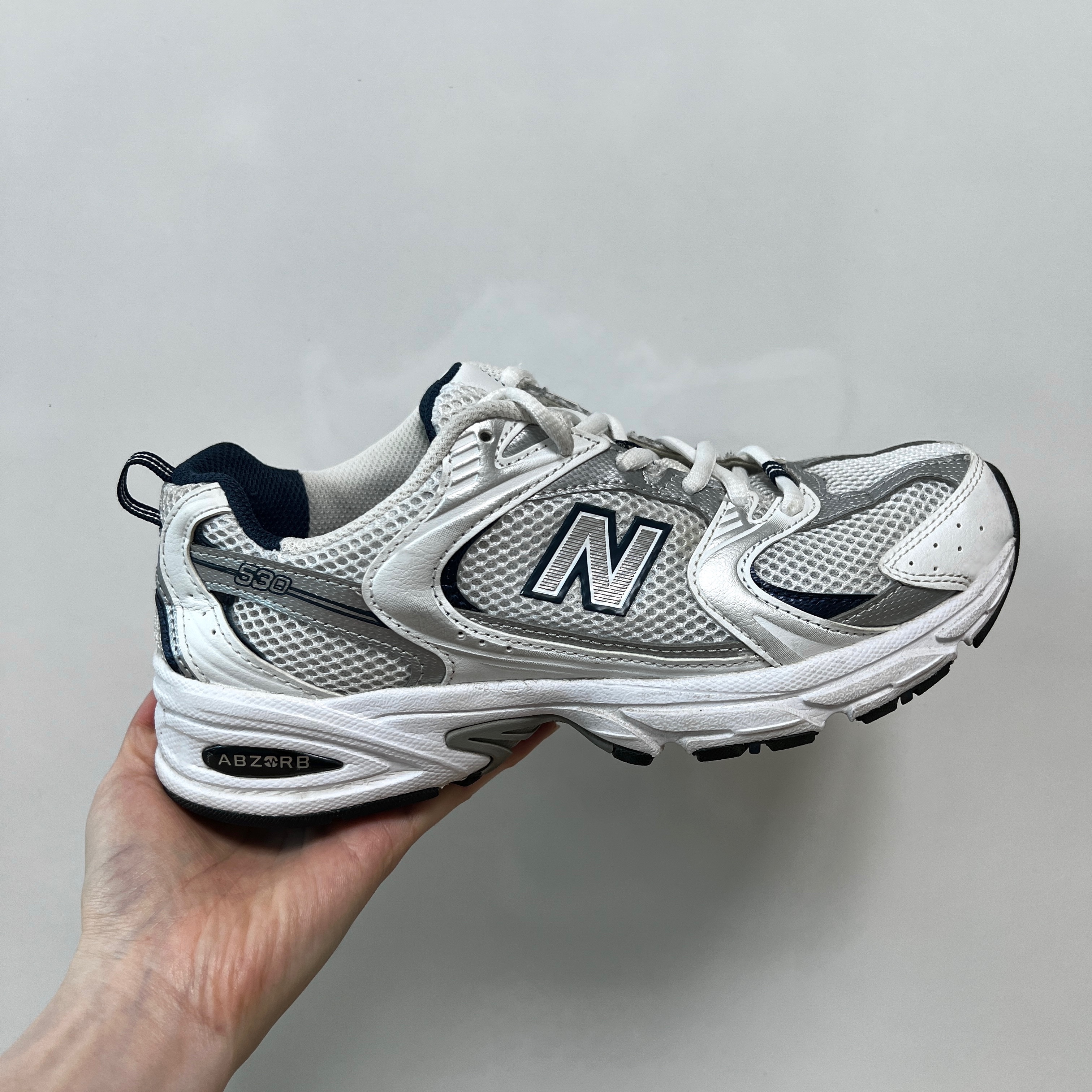 New Balance 530 White Silver 착용 스타일