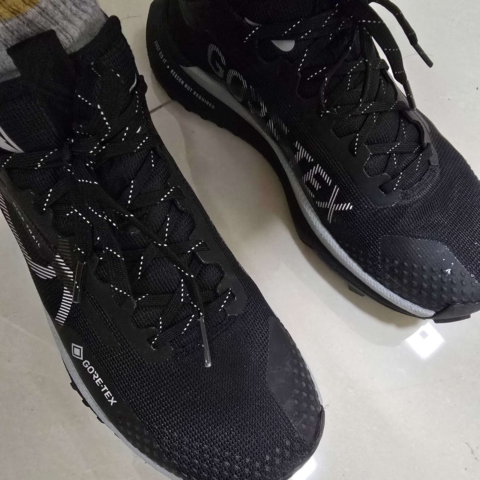 (W) Nike React Pegasus Trail 4 Gore-Tex Black Wolf Grey 착용 스타일 - 2