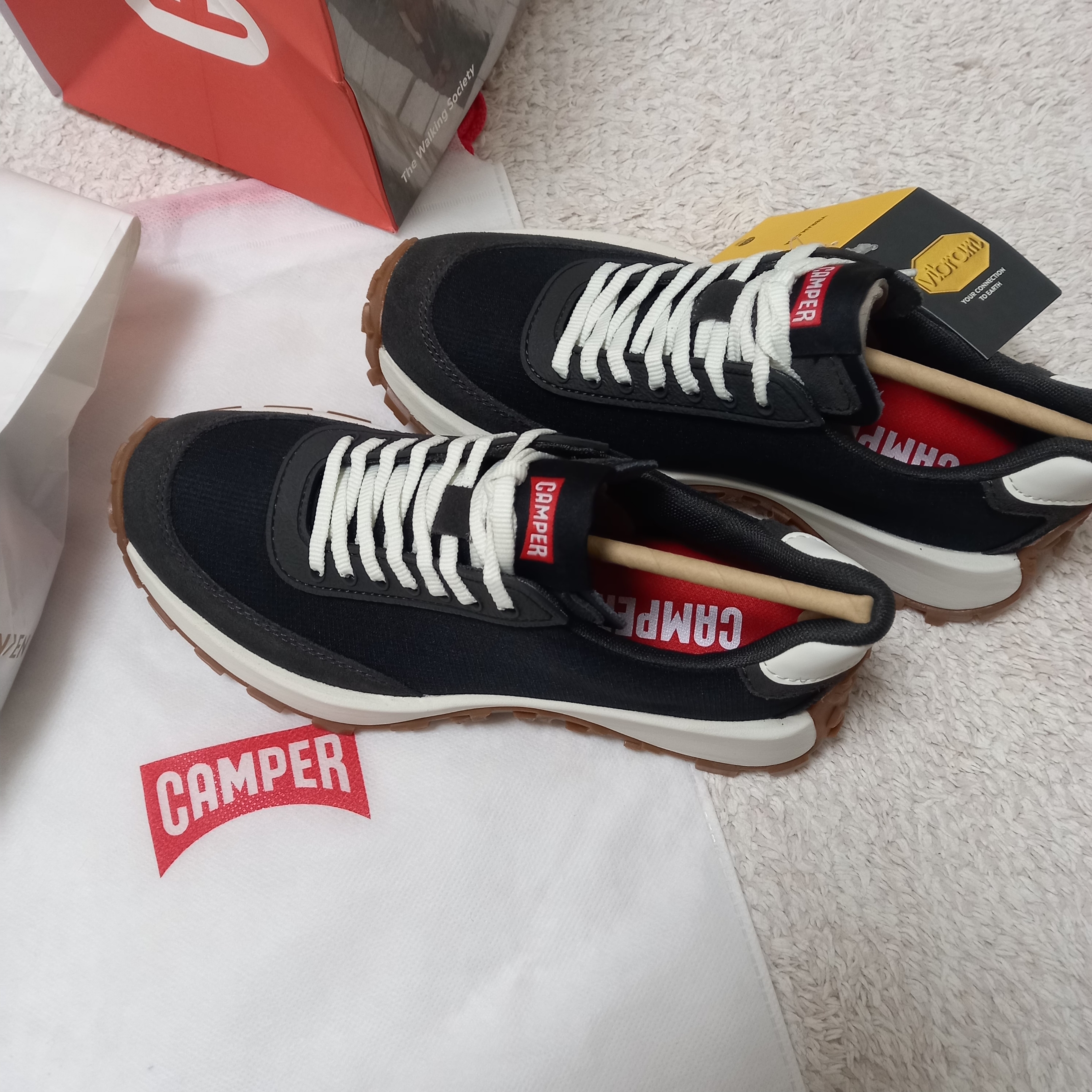 (W) Camper Drift Trail Vibram Nubuck Sneakers Black 착용 스타일 - 1