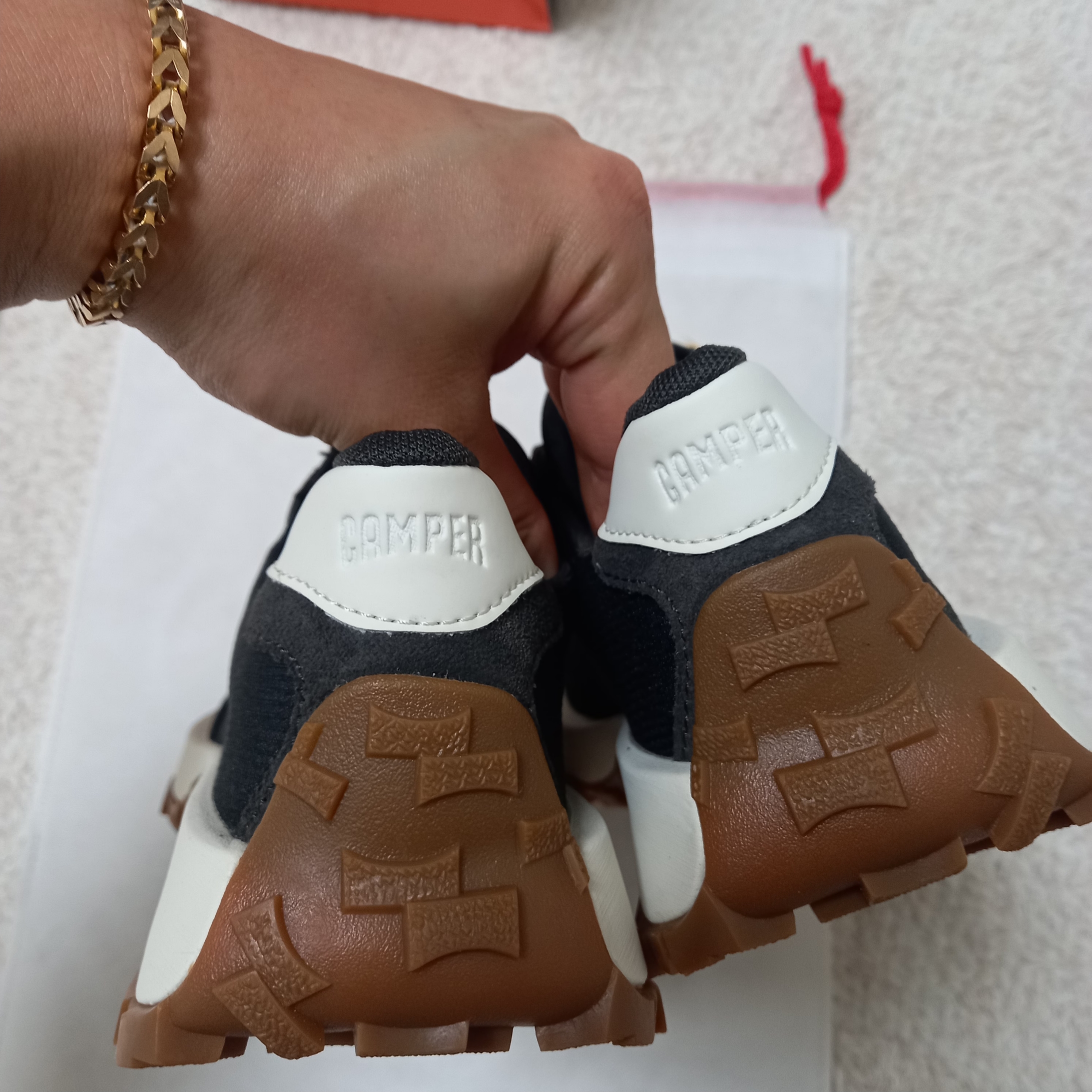 (W) Camper Drift Trail Vibram Nubuck Sneakers Black 착용 스타일 - 4
