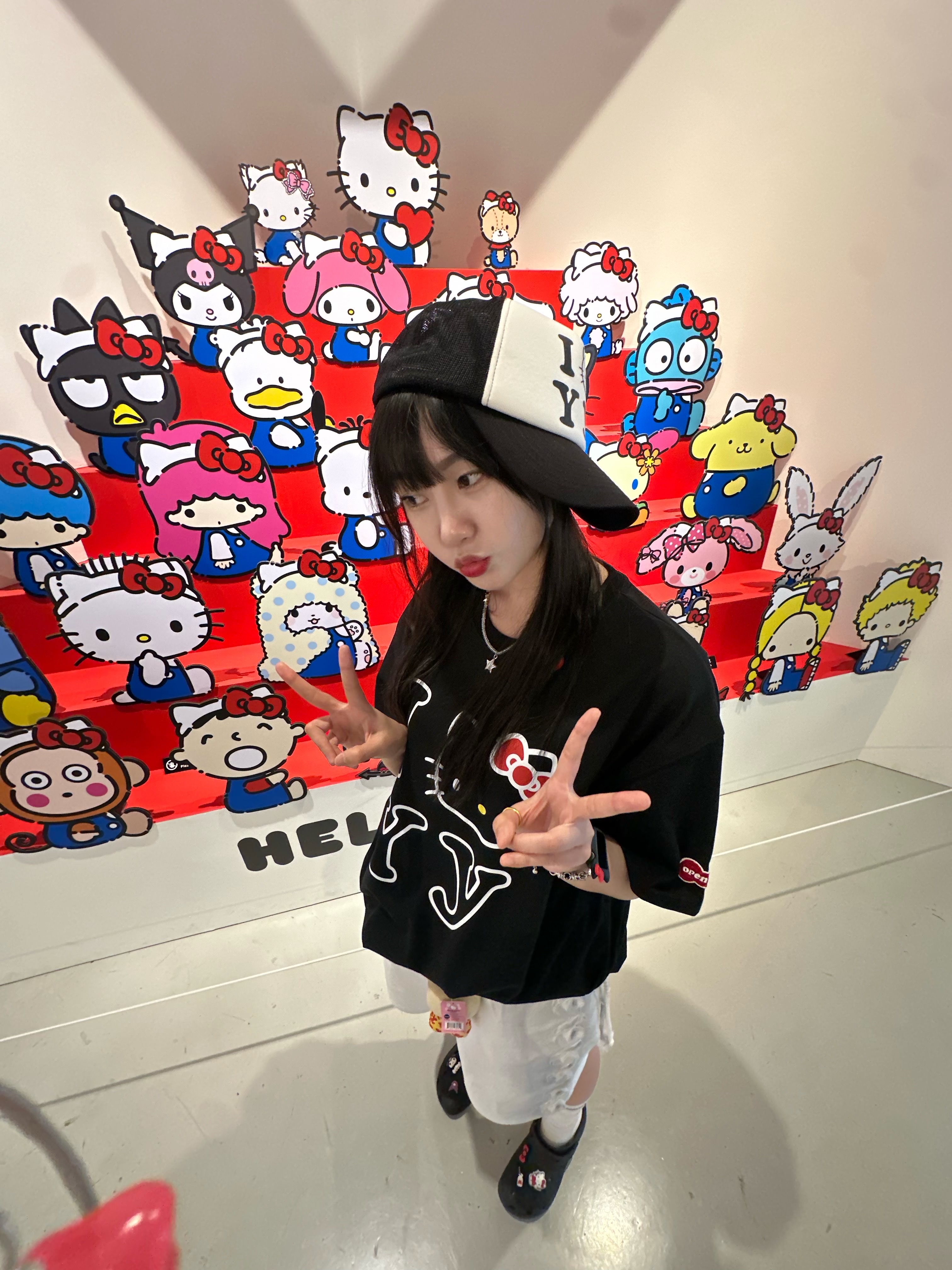 Open Yy x Hello Kitty Trucker Cap Black, Open Yy x Hello Kitty T-Shirt Black 착용 스타일 - 1