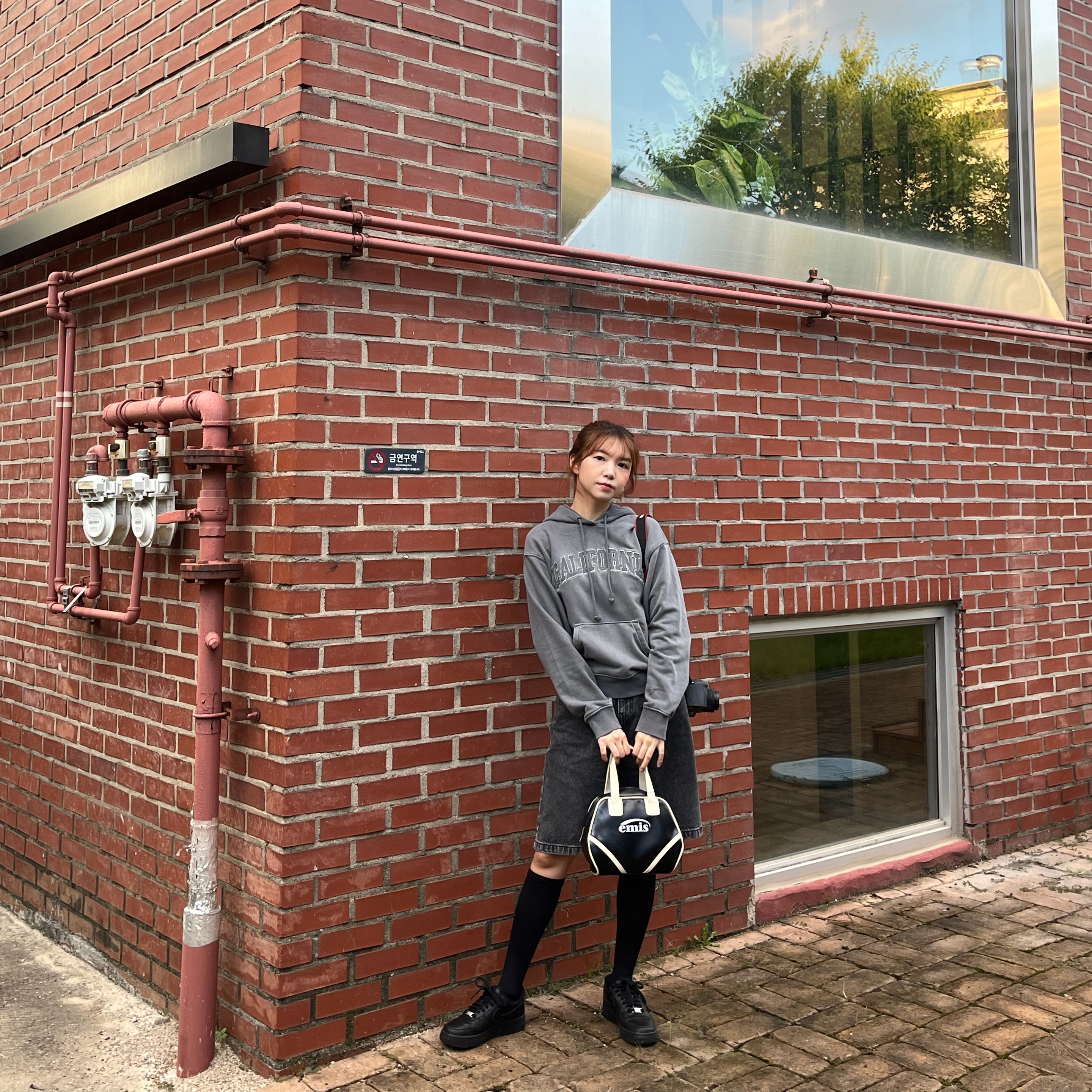 Emis Vintage Tote Bag Black, (W) Nike Air Force 1 '07 Low Triple Black 착용 스타일