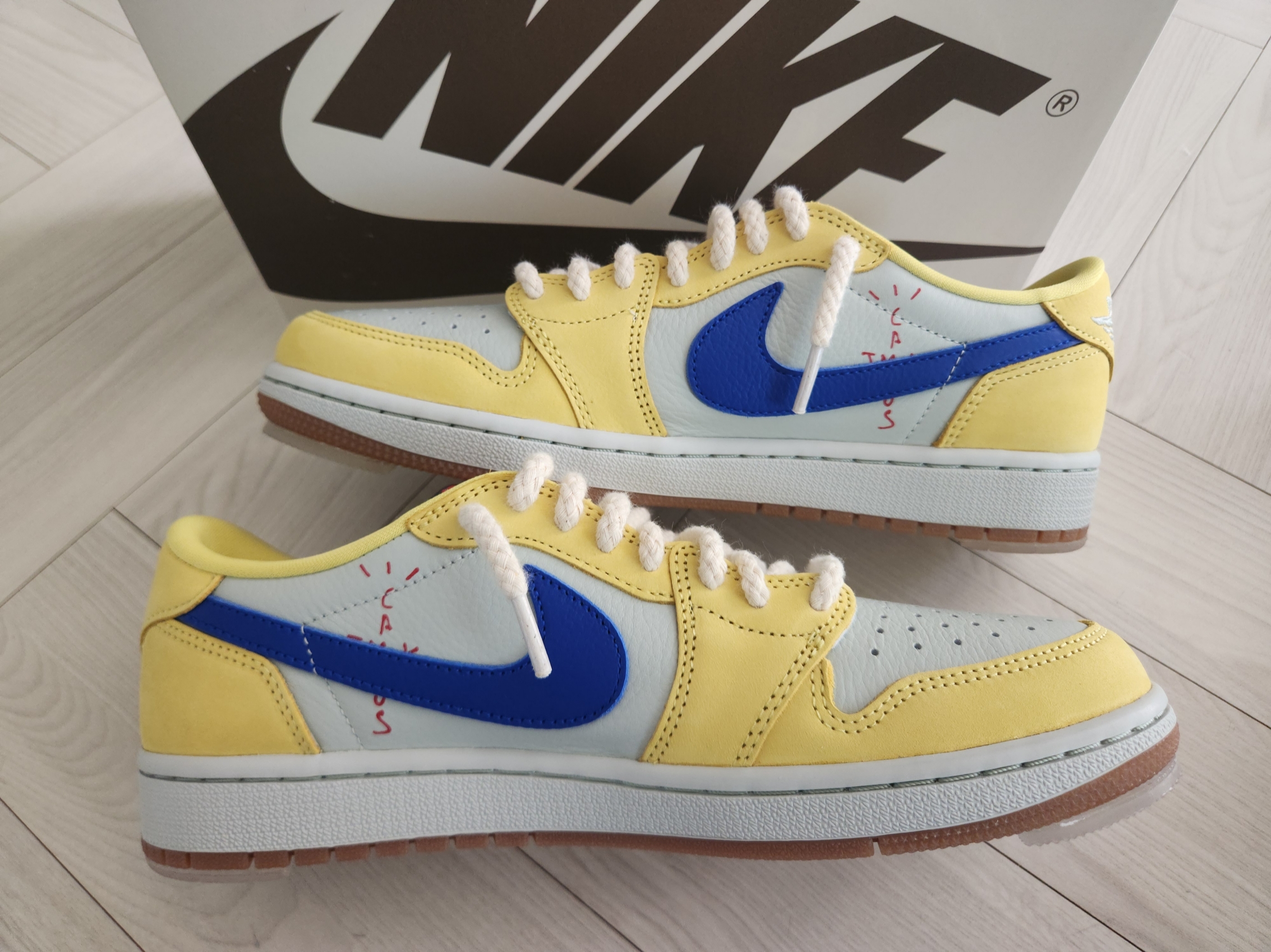 (W) Jordan 1 x Travis Scott Retro Low OG SP Canary 착용 스타일 - 5