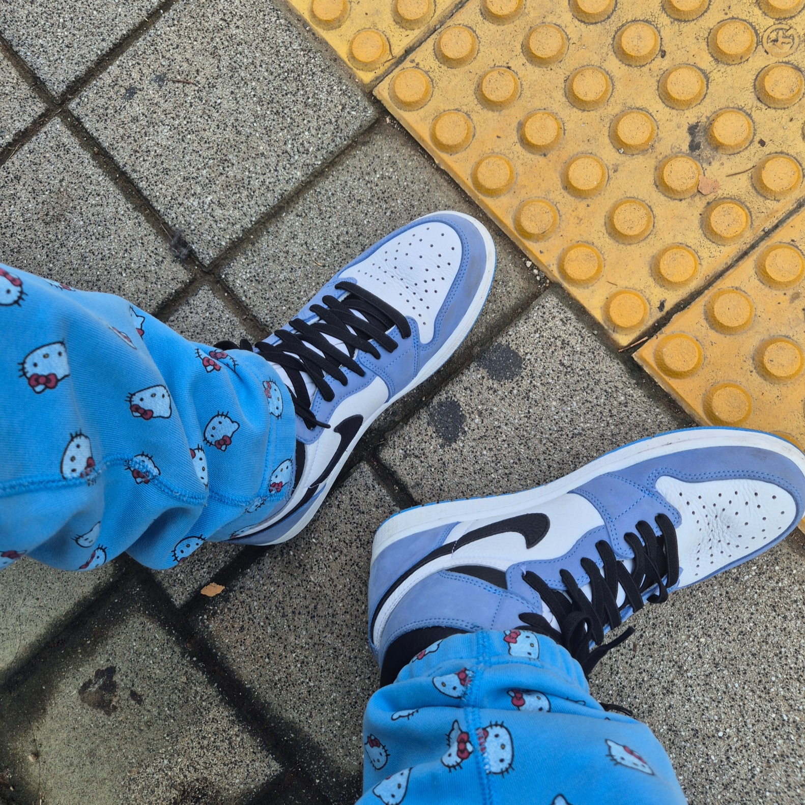 Jordan 1 Retro High OG University Blue, Nike x Hello Kitty NRG T-Shirt University Blue - US/EU 착용 스타일