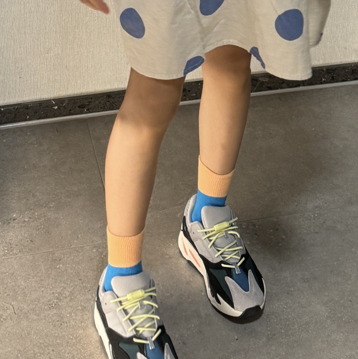 (Kids) Adidas Yeezy Boost 700 Wave Runner Solid Grey 착용 스타일