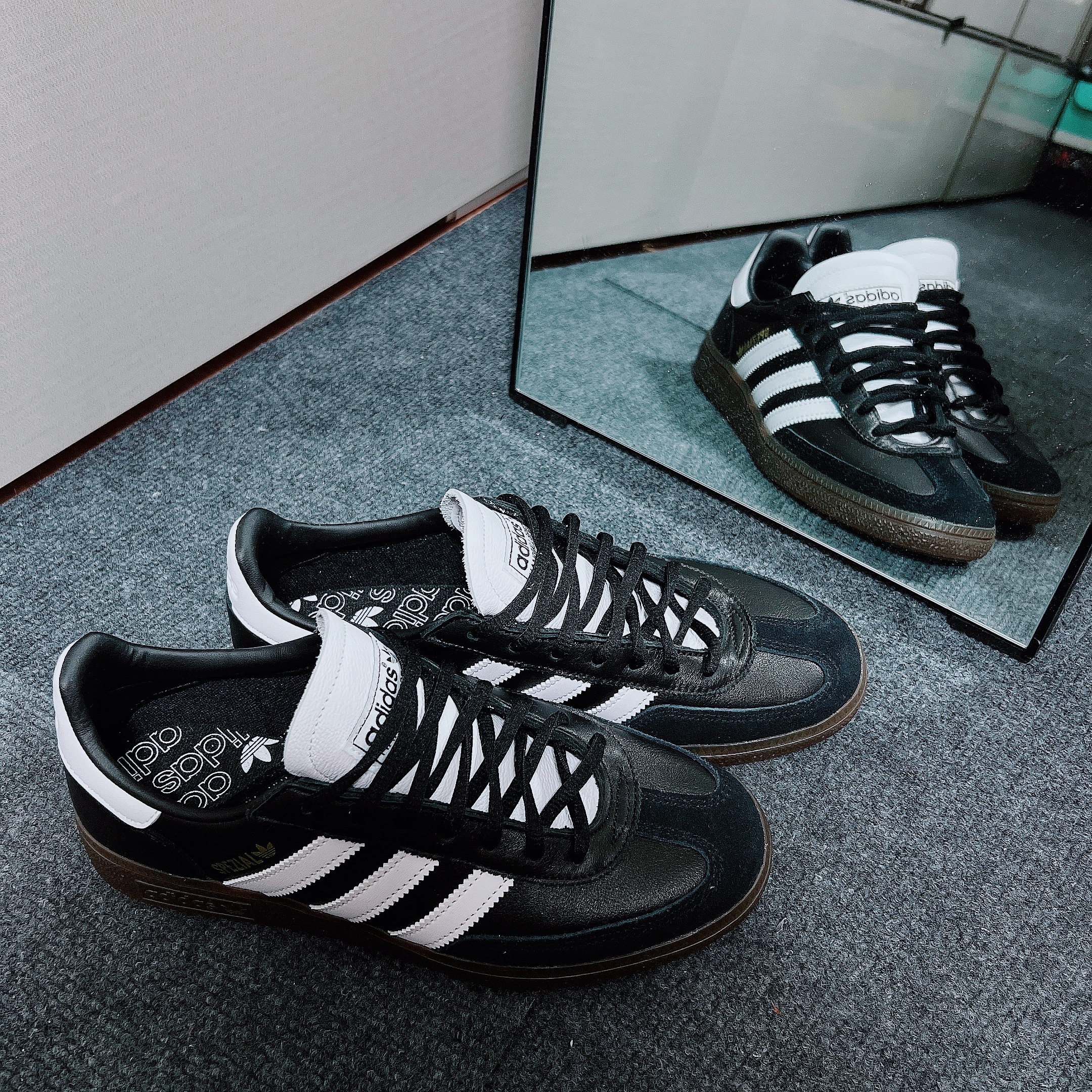 Adidas Spezial Handball Core Black White 착용 스타일 - 3