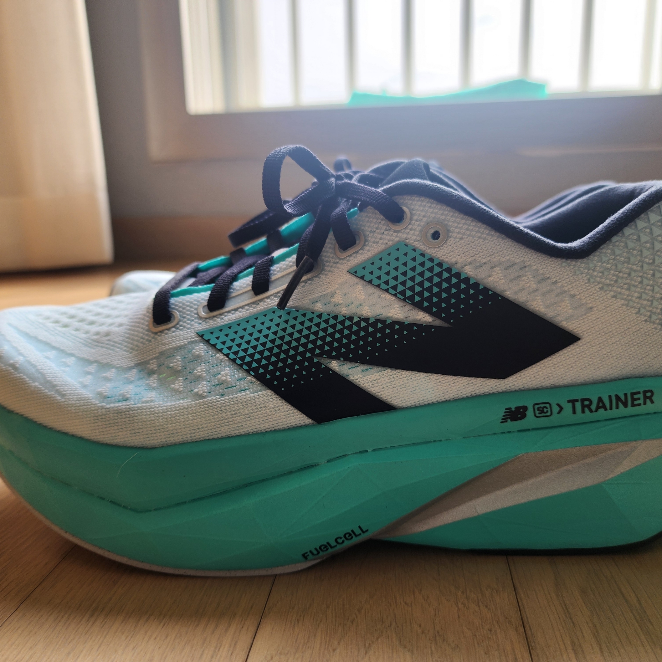 New Balance FuelCell Supercomp Trainer v3 White Cyber Jade - 2E Wide 착용 스타일