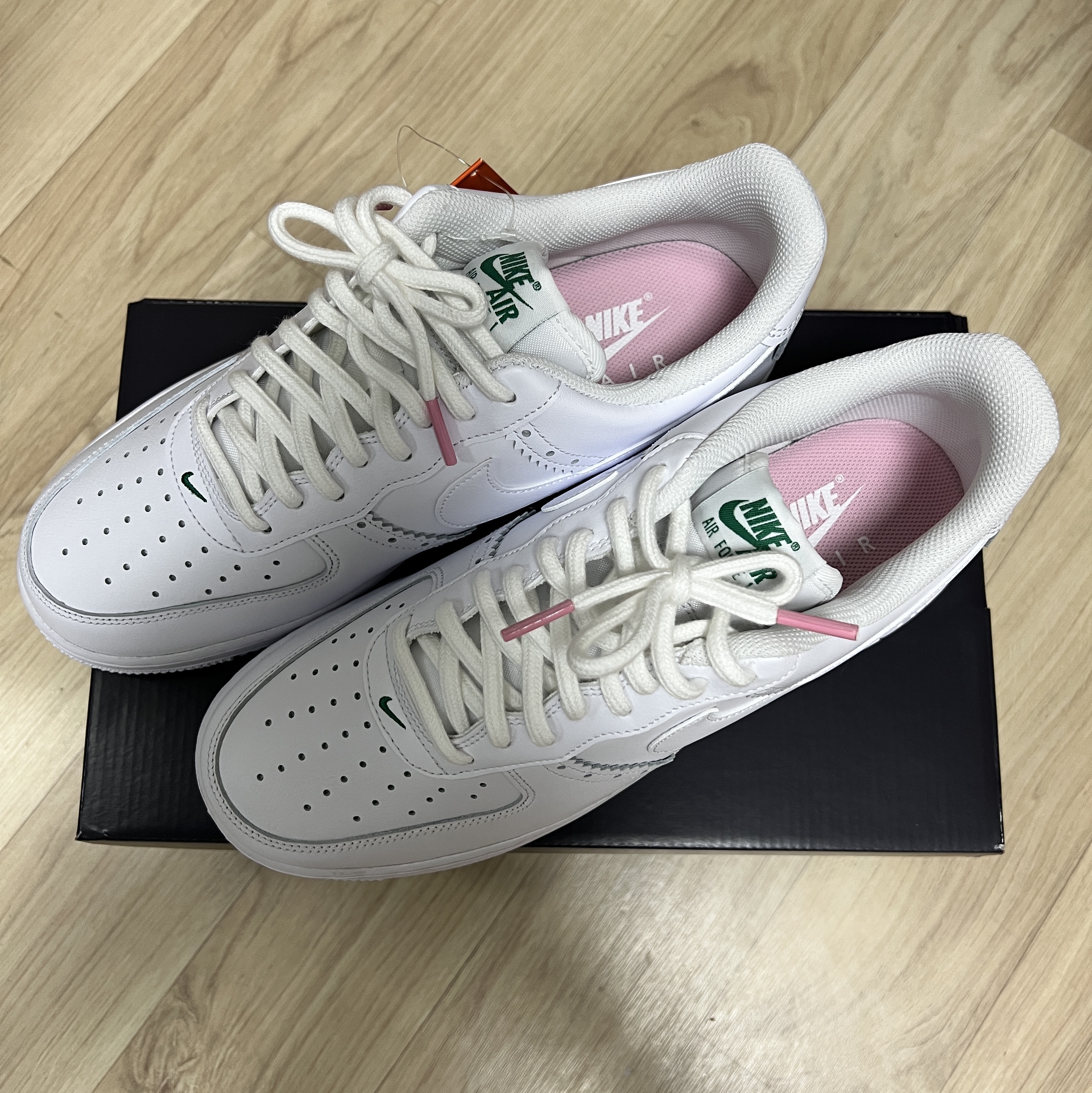 Nike Air Force 1 '07 LV8 White Medium Soft Pink 착용 스타일 - 1